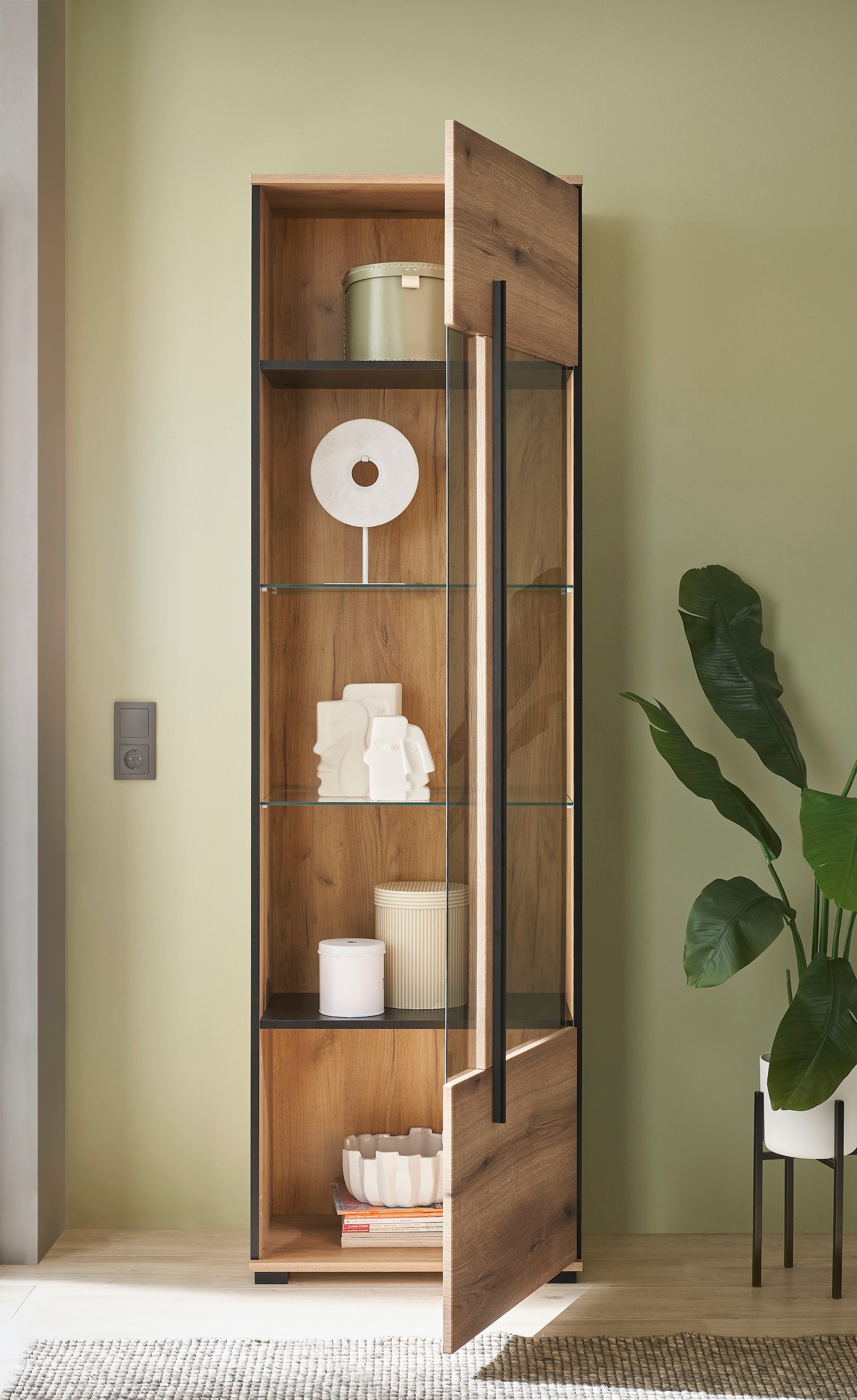 INOSIGN Vitrine »Cantara, Vitrinenschrank in Eiche Evoke oder weiss, Standvitrine«, schwarzer Stangengriff, ausreichend Stauraum, vielseitig einsetzbar