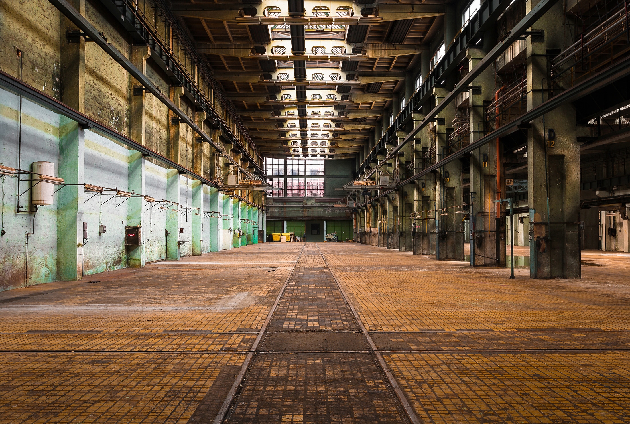 Image of Papermoon Fototapete "ARCHITEKTUR-LOST SPACE FABRIK"