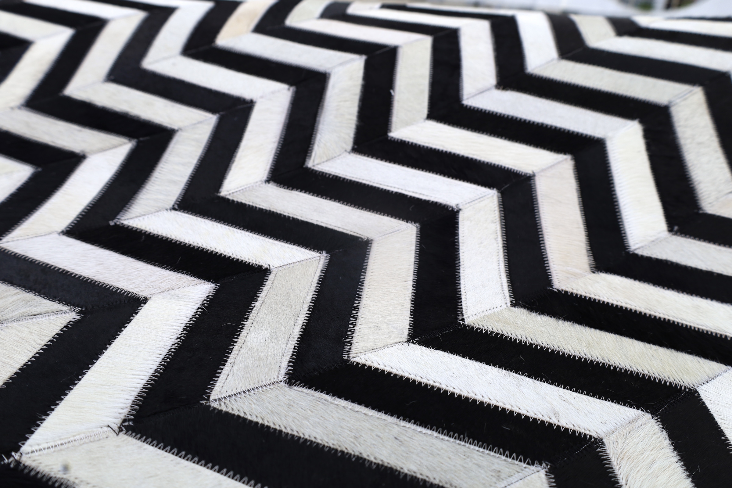 Myflair Möbel & Accessoires Tapis en fourrure »ZEBRA EDGE, echtes Rinderfell« Rectangulaire 10 mm Höhe fait main, produit naturel, motif en zigzag, structure naturelle