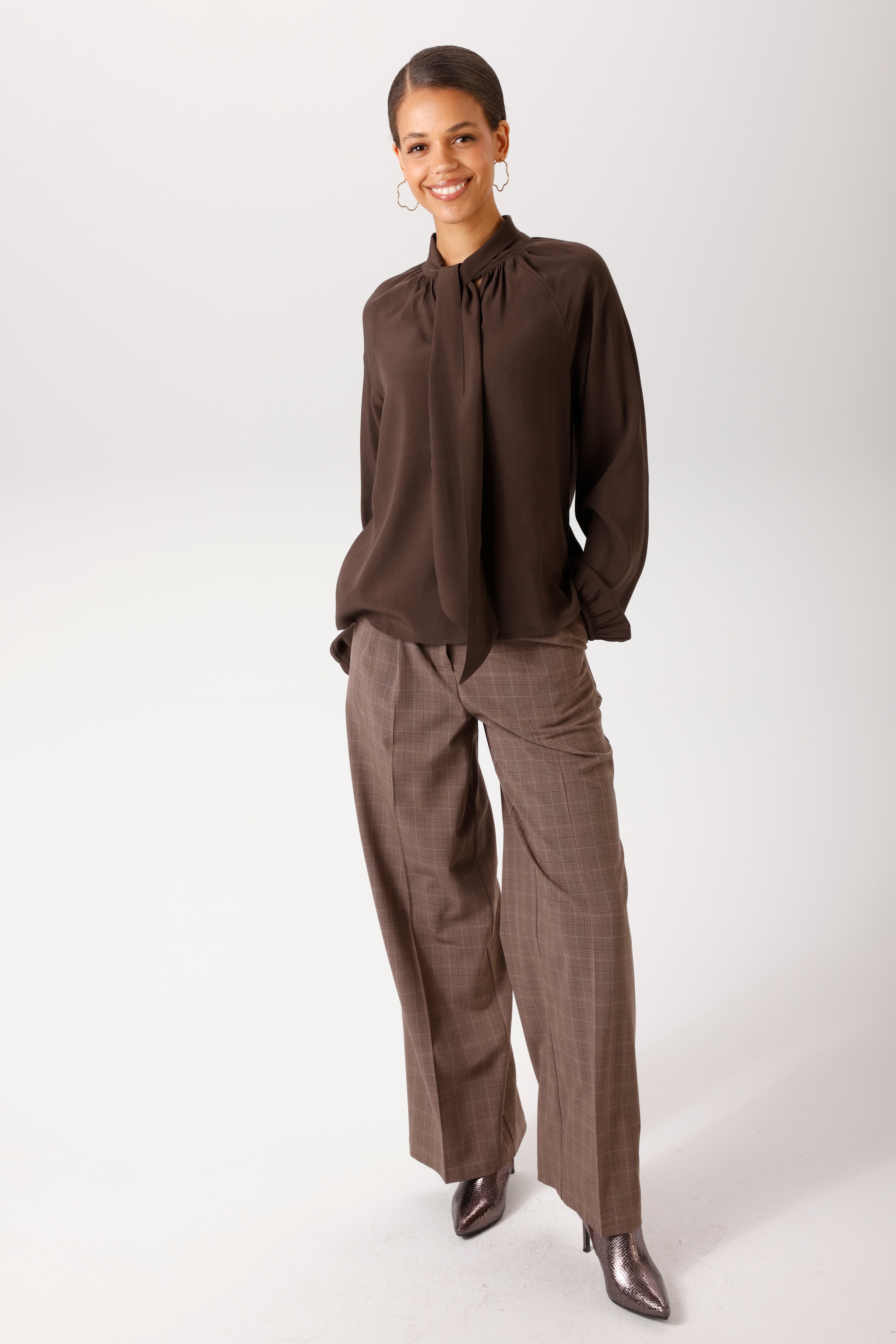 Aniston CASUAL Blouse à enfiler avec nœud décoratif à l'encolure en V - NOUVELLE COLLECTION
