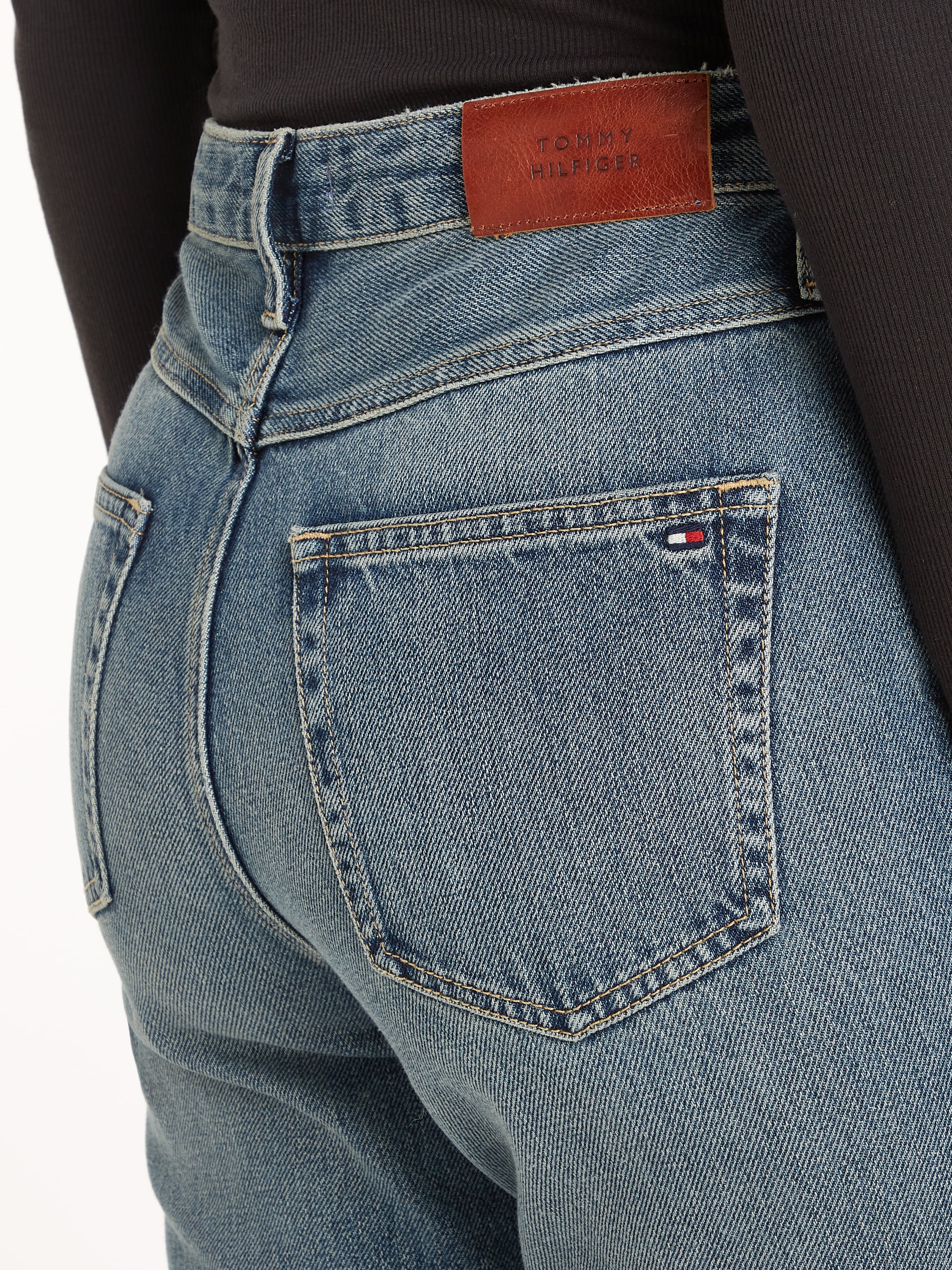 Tommy Hilfiger Straight-Jeans »CLASSIC STRAIGHT HW A TWIST BETH«, mit Tommy Hilfiger Logo-Badge