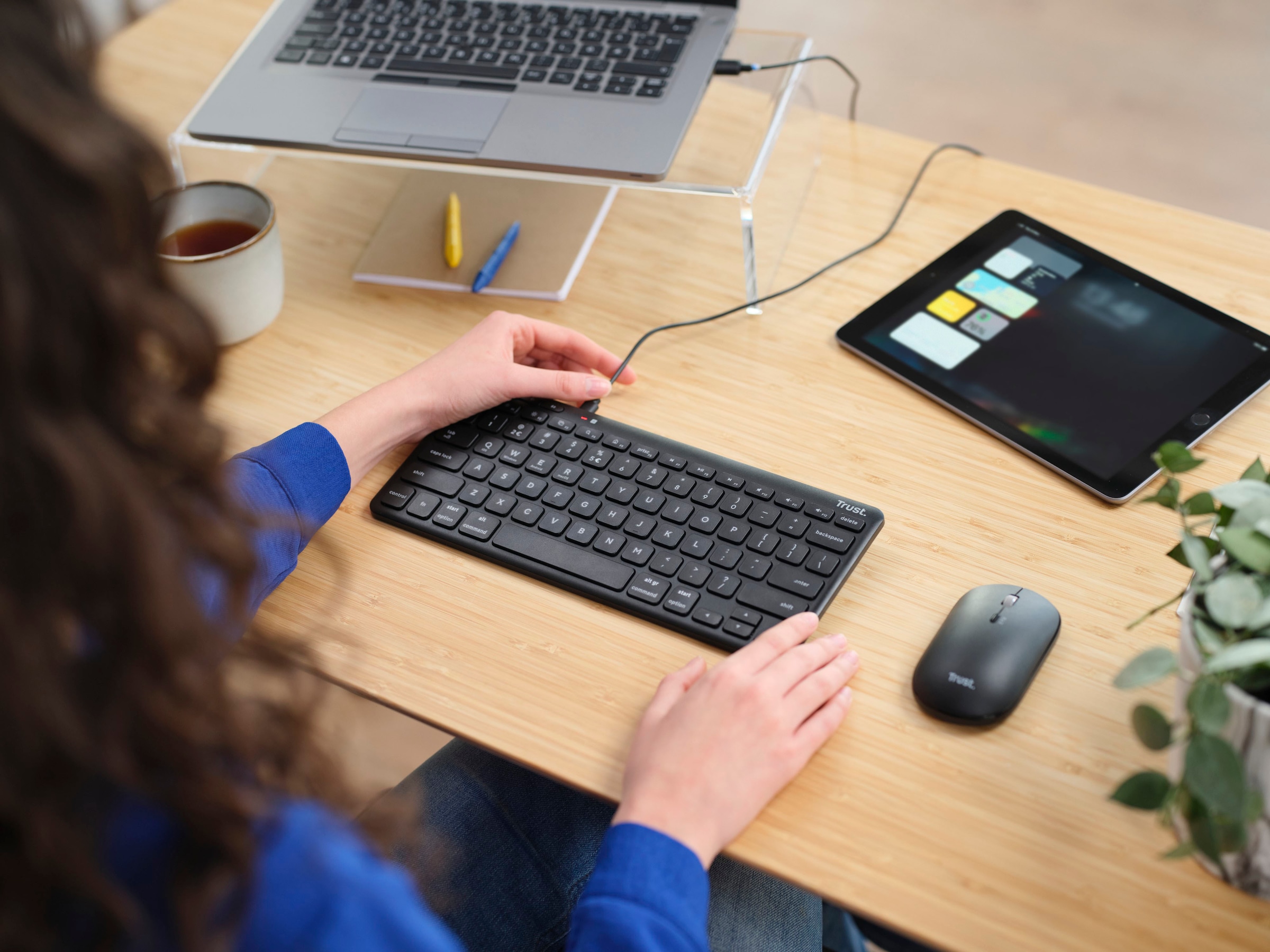 Trust Wireless-Tastatur »Lyra Kompakte Funktastatur«, (USB-Anschluss-Anpassbare Höhe-Multimedia-Tasten)
