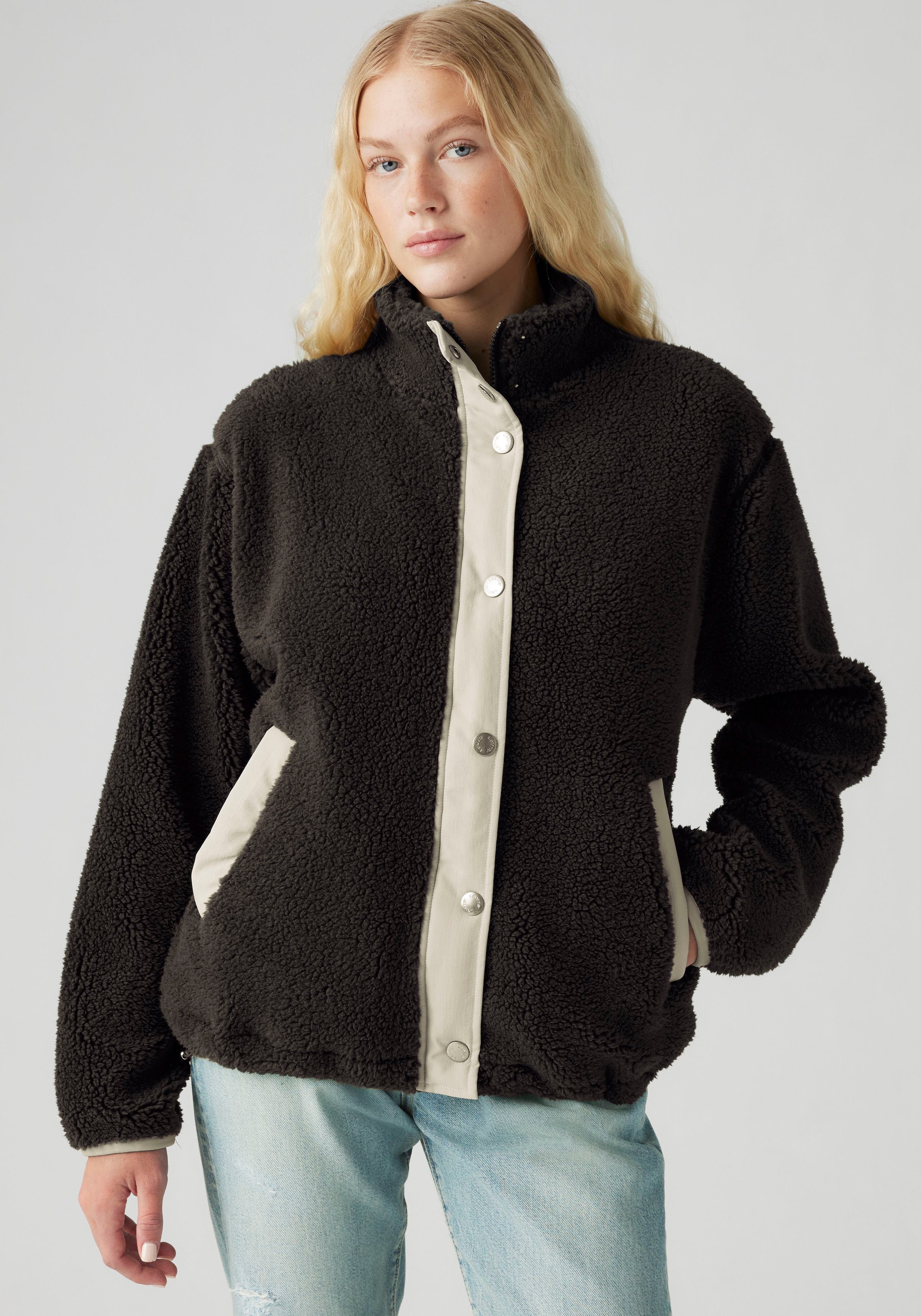 Levi's® Veste en peluche »LSE_VALLEY SHERPA JACKET« avec détails contrastants et cordon de serrage, chaud, veste de mi-saison
