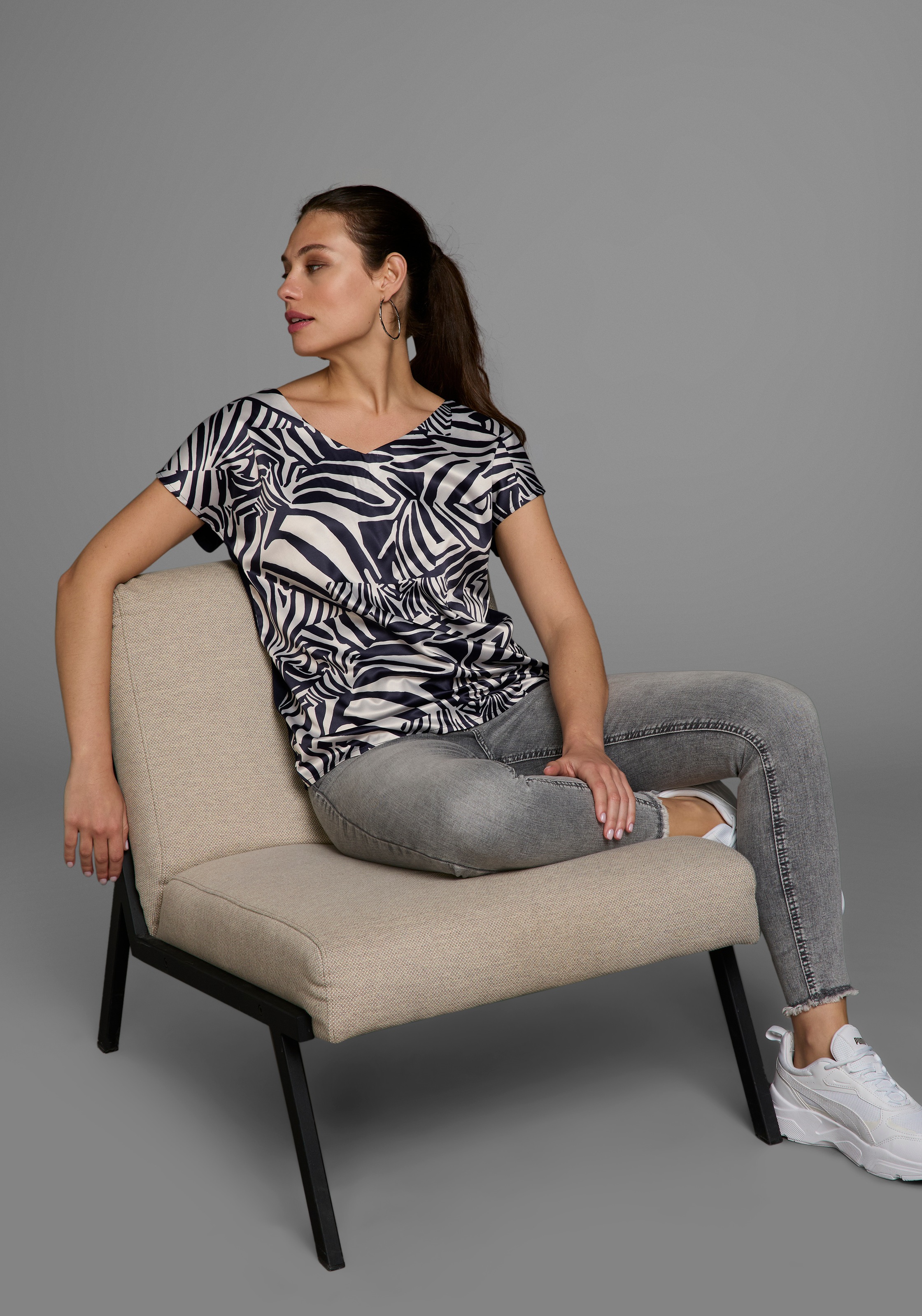 Image of Laura Scott Shirtbluse in Shirt-Optik, vorne leichtglänzender Satin