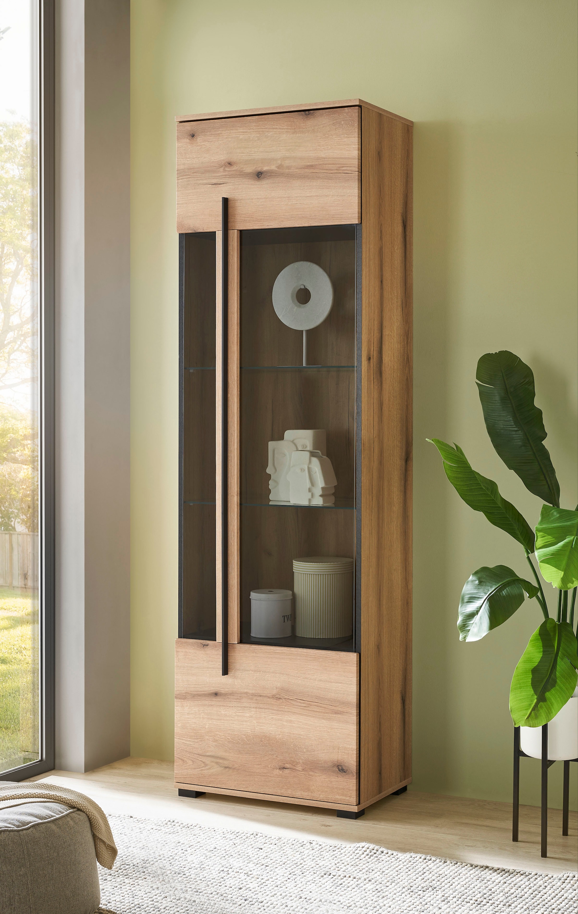 INOSIGN Vitrine »Cantara, Vitrinenschrank in Eiche Evoke oder weiss, Standvitrine«, schwarzer Stangengriff, ausreichend Stauraum, vielseitig einsetzbar