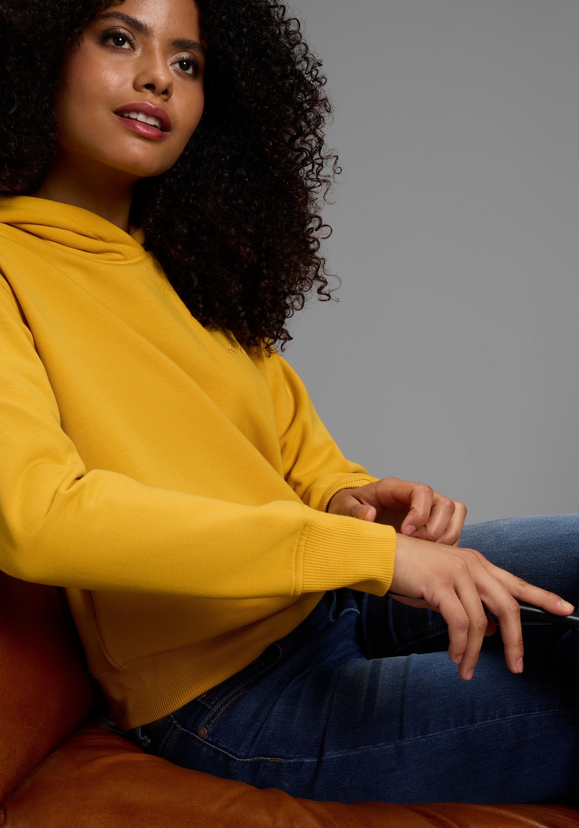 Laura Scott Kapuzensweatshirt , mit Kapuze, figurumspielende Passform, mit Stickerei als Applikation
