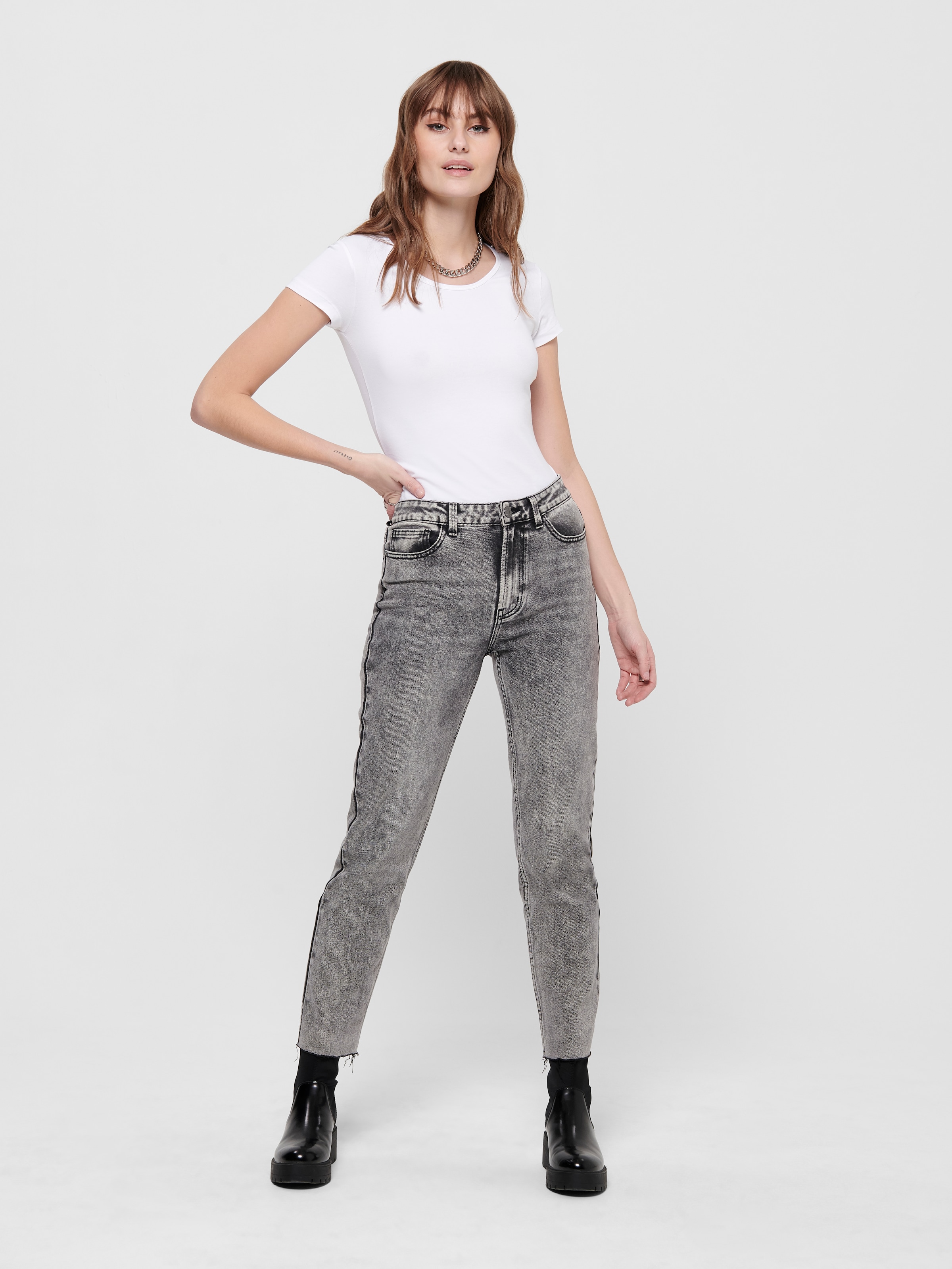 ONLY Shirt à col rond »ONLLIVE – Rundhalsshirt mit figurbetonter Silhouette« sehr figurbetont, modisch, Baumwollmischung, Jersey, tiefer Rundhals