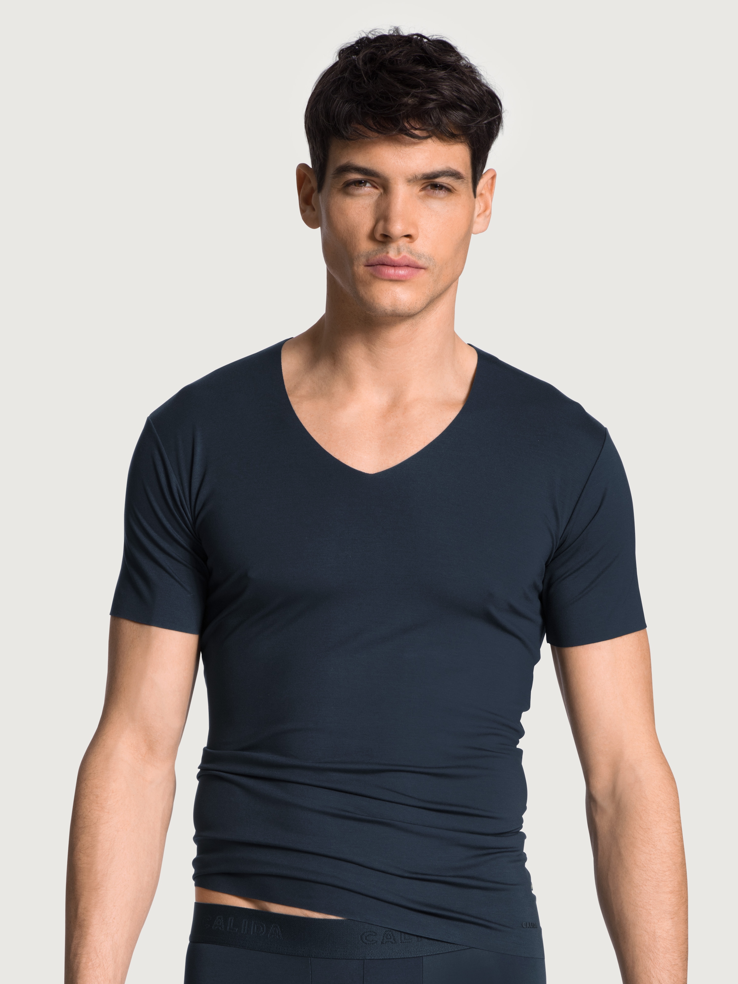 CALIDA V-Shirt »Clean Line«, V-Neck, elastisch, Interlock-Qualität, Kurzarm, schnelltrocknend
