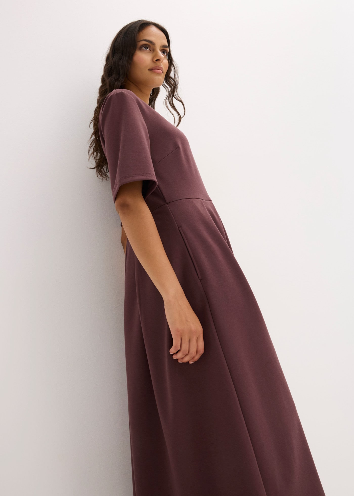 bonprix Robe t-shirt avec col en V, manches courtes, coupe ample