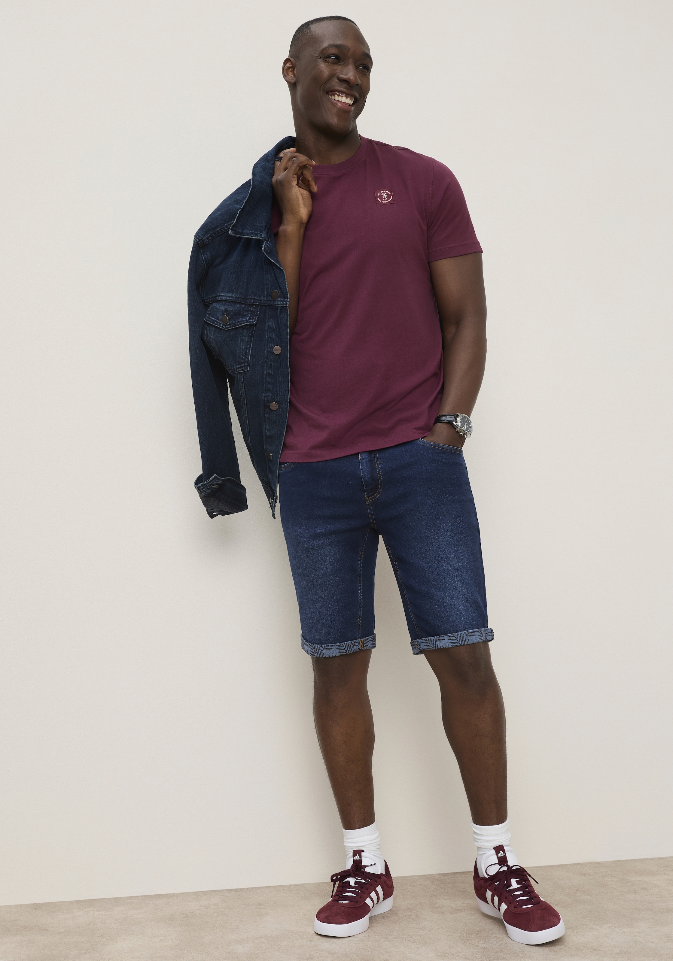 DELMAO Short en jean jambes droites, coupe régulière, longueur au-dessus du genou