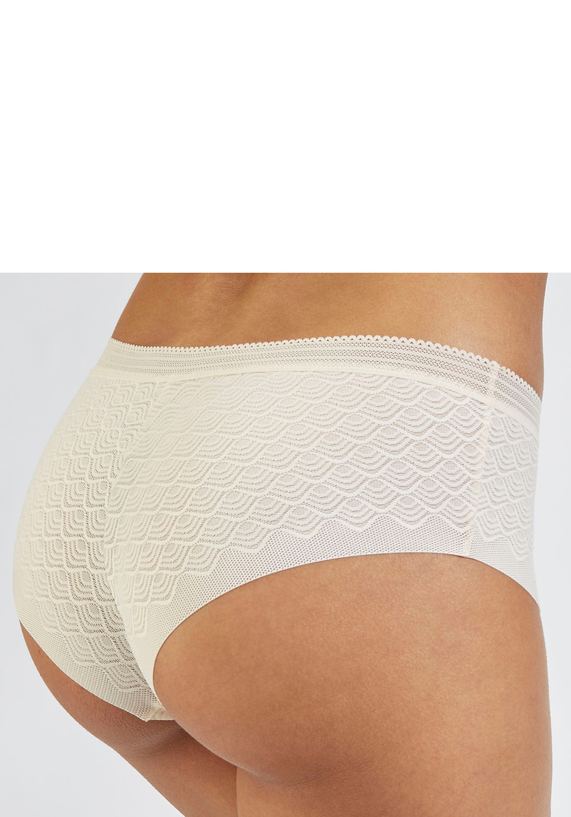 LASCANA Panty, aus Spitze in moderner Optik mit extraflachen Kanten