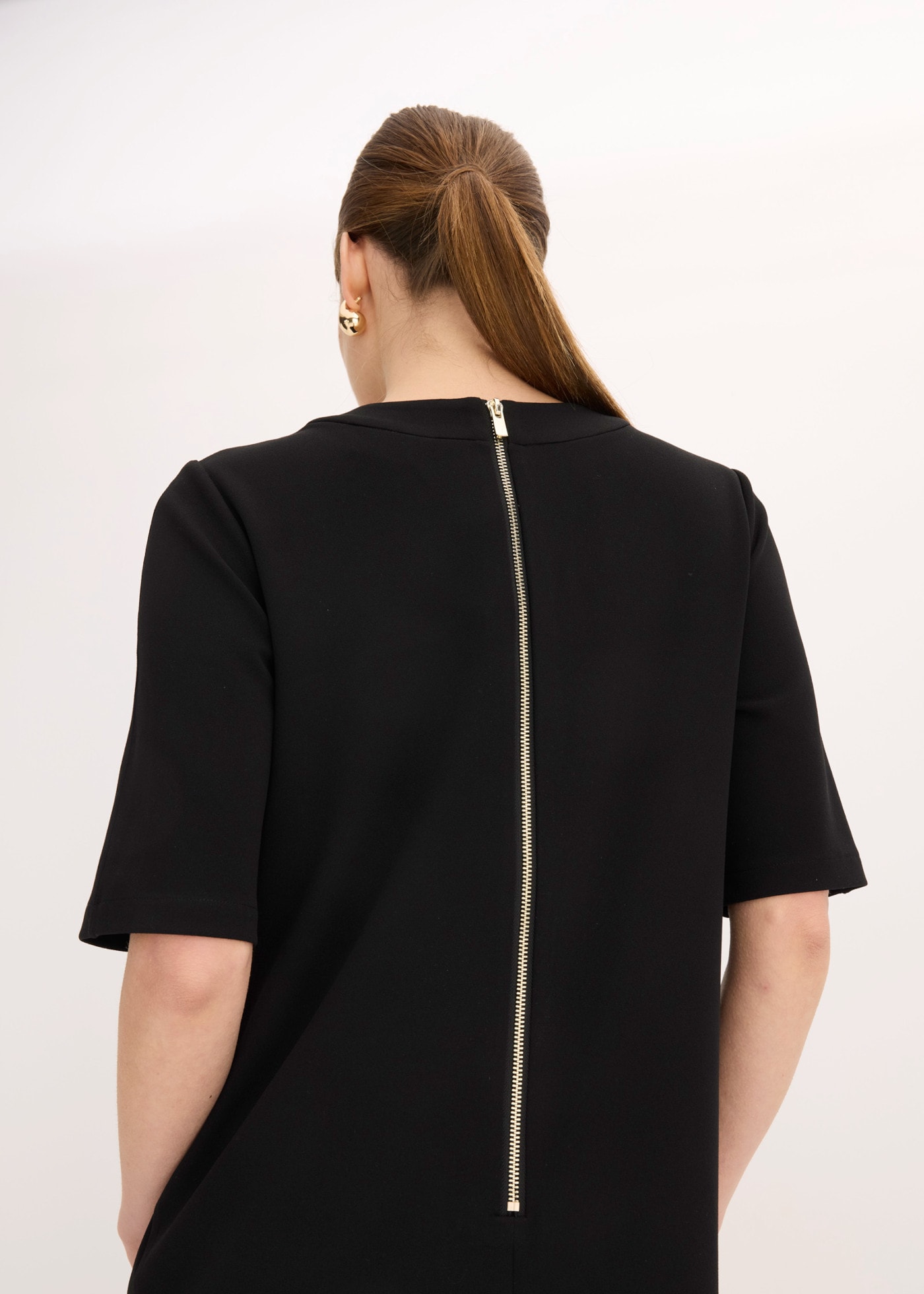 bonprix Robe midi coupe loose fit, manches courtes, en polyester et élasthanne, longueur midi