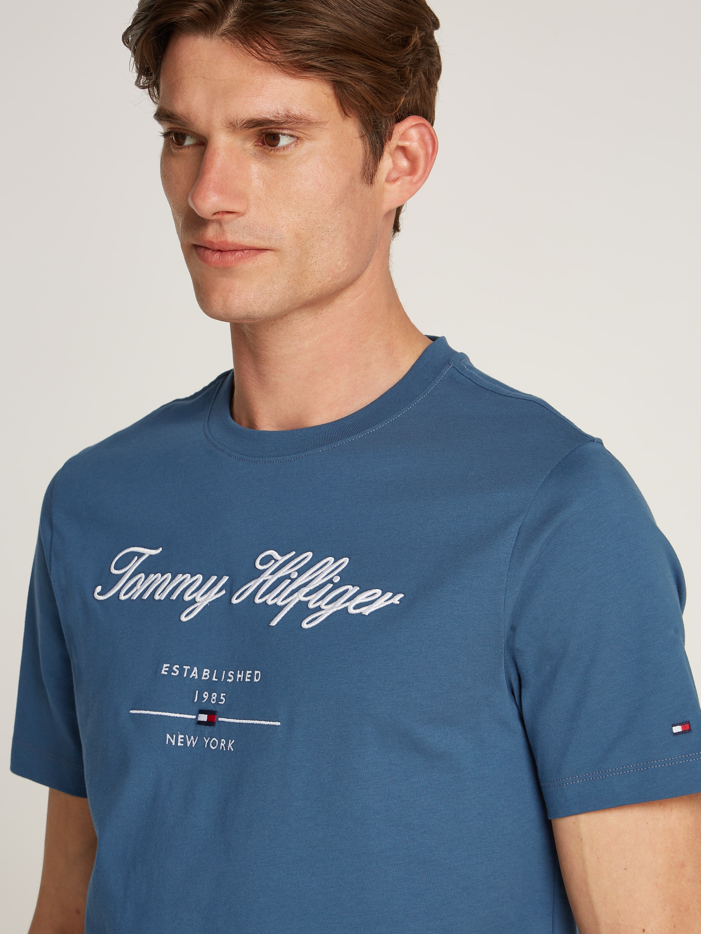 Tommy Hilfiger T-shirt »SCRIPT LOGO TEE« mit aufgesticktem Logo