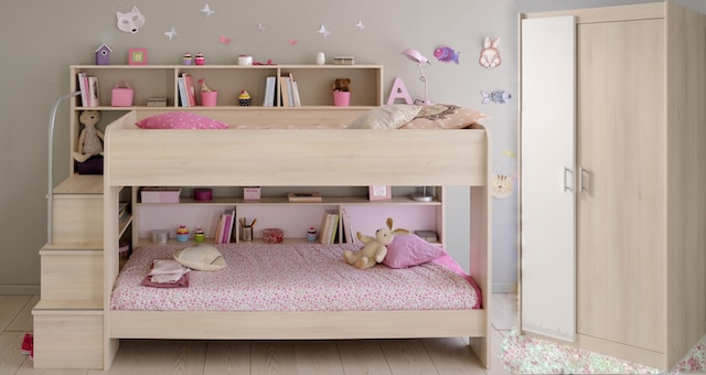 Komplettes Kinderzimmer mit Etagenbett und Kleiderschrank