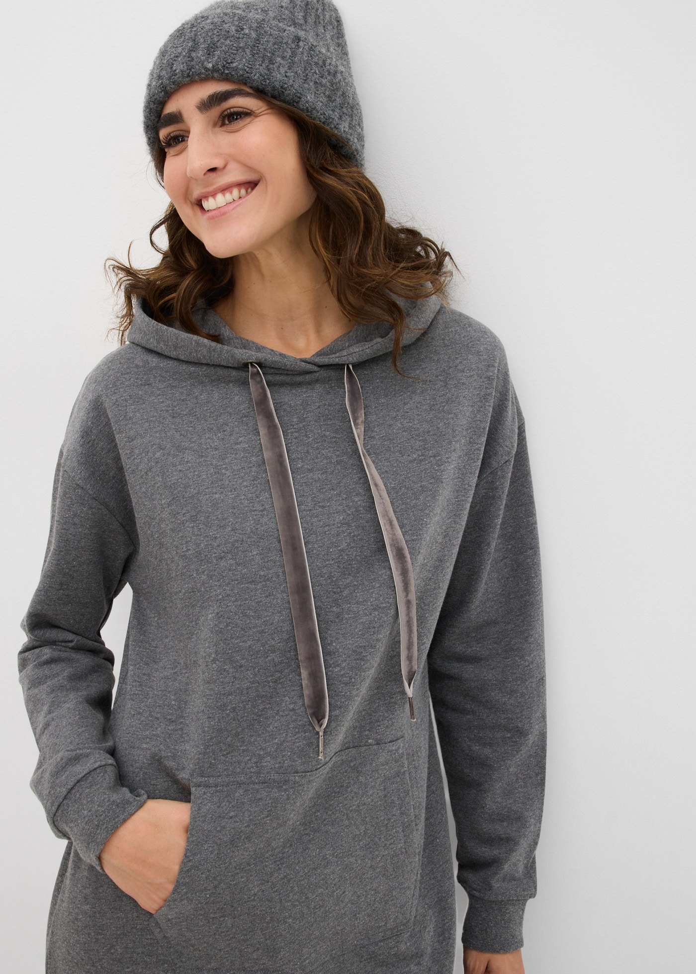 bonprix Robe en sweat »Sweatkleid mit Baumwolle« Poche kangourou mit Kapuze, aus Baumwolle und Viskose, lockere Passform