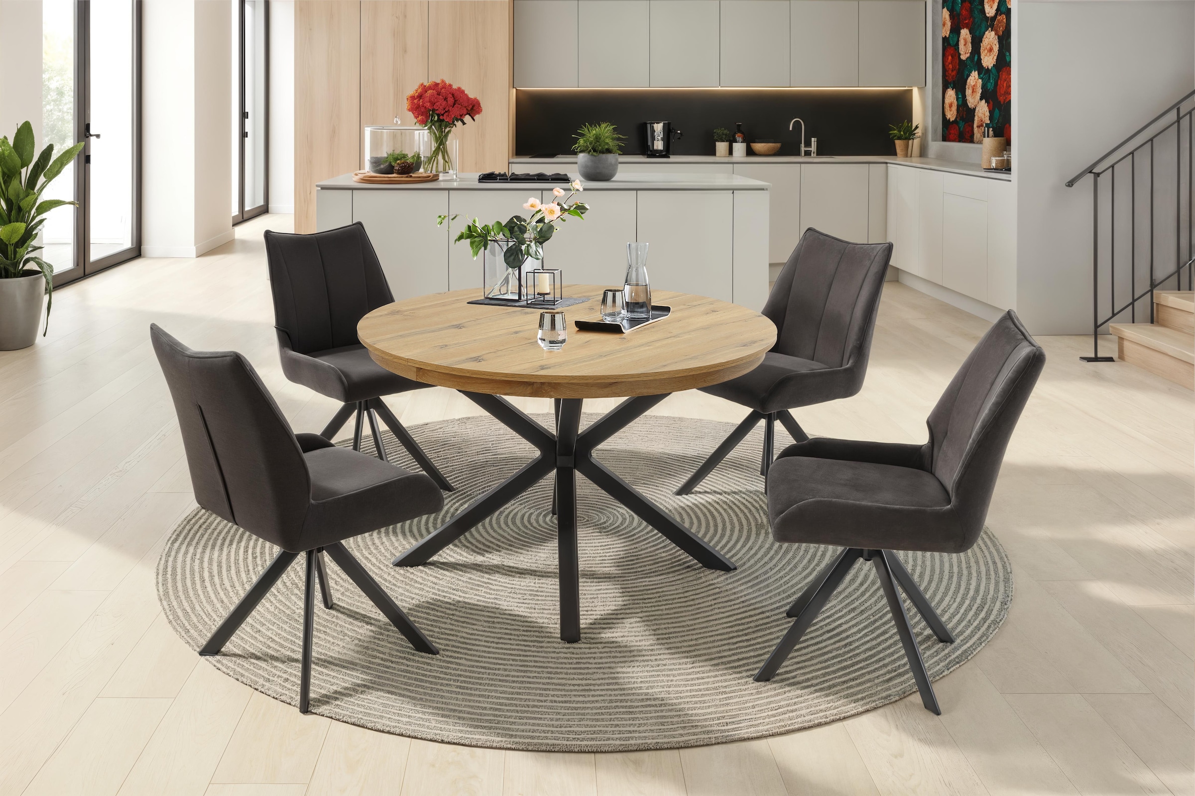 Image of Jockenhöfer Gruppe Essgruppe "Olbia/Madison Sitzgruppe (Set, 5-tlg., 1 Ausziehtisch und 4 Stühle)" 5 tlg. Tisch mit Butterflyauszug, 120-160 cm, Wildeiche