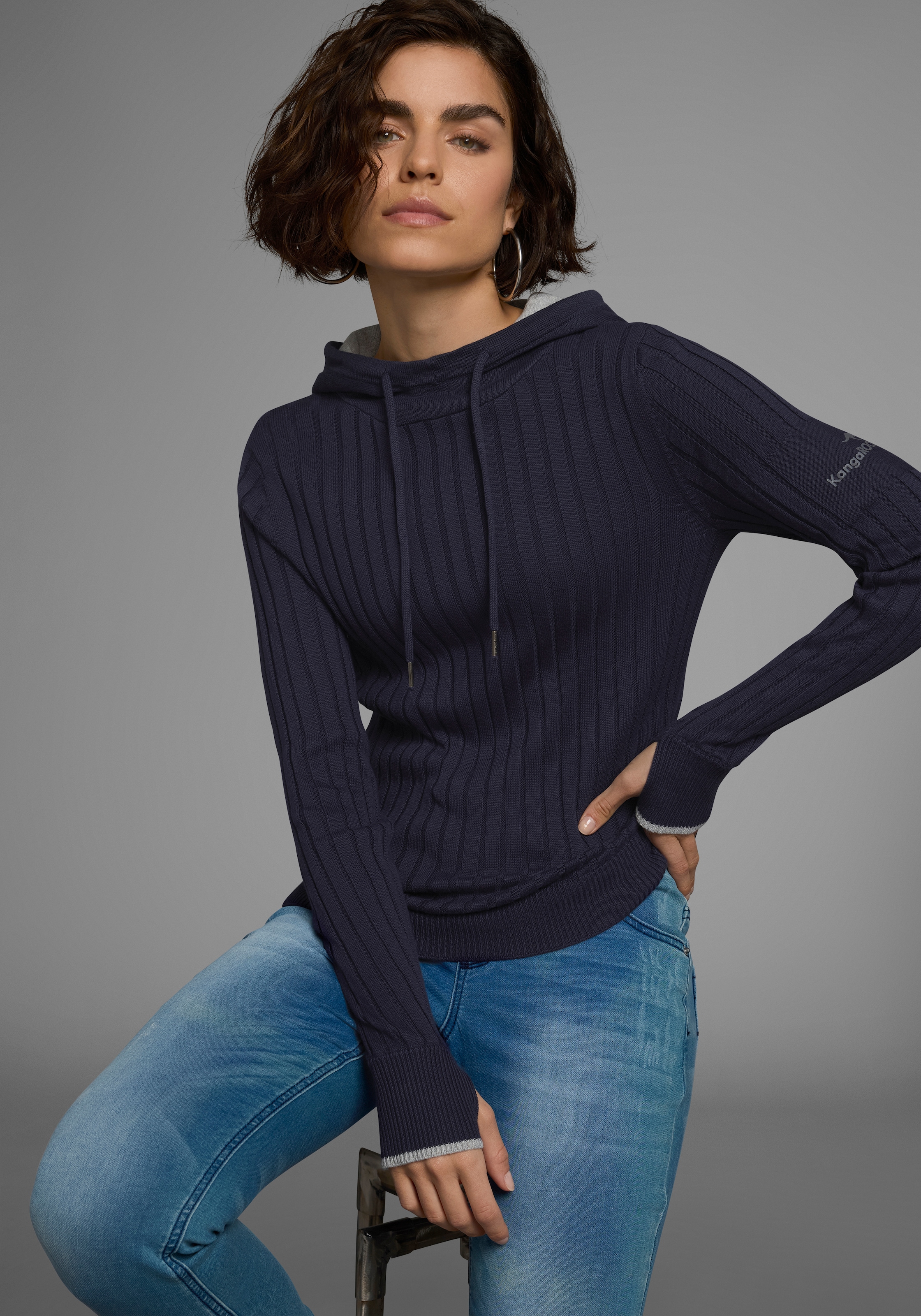 Image of KangaROOS Strickpullover mit kontrastfarbener Kapuzeninnenseite und Logodruck auf dem Arm