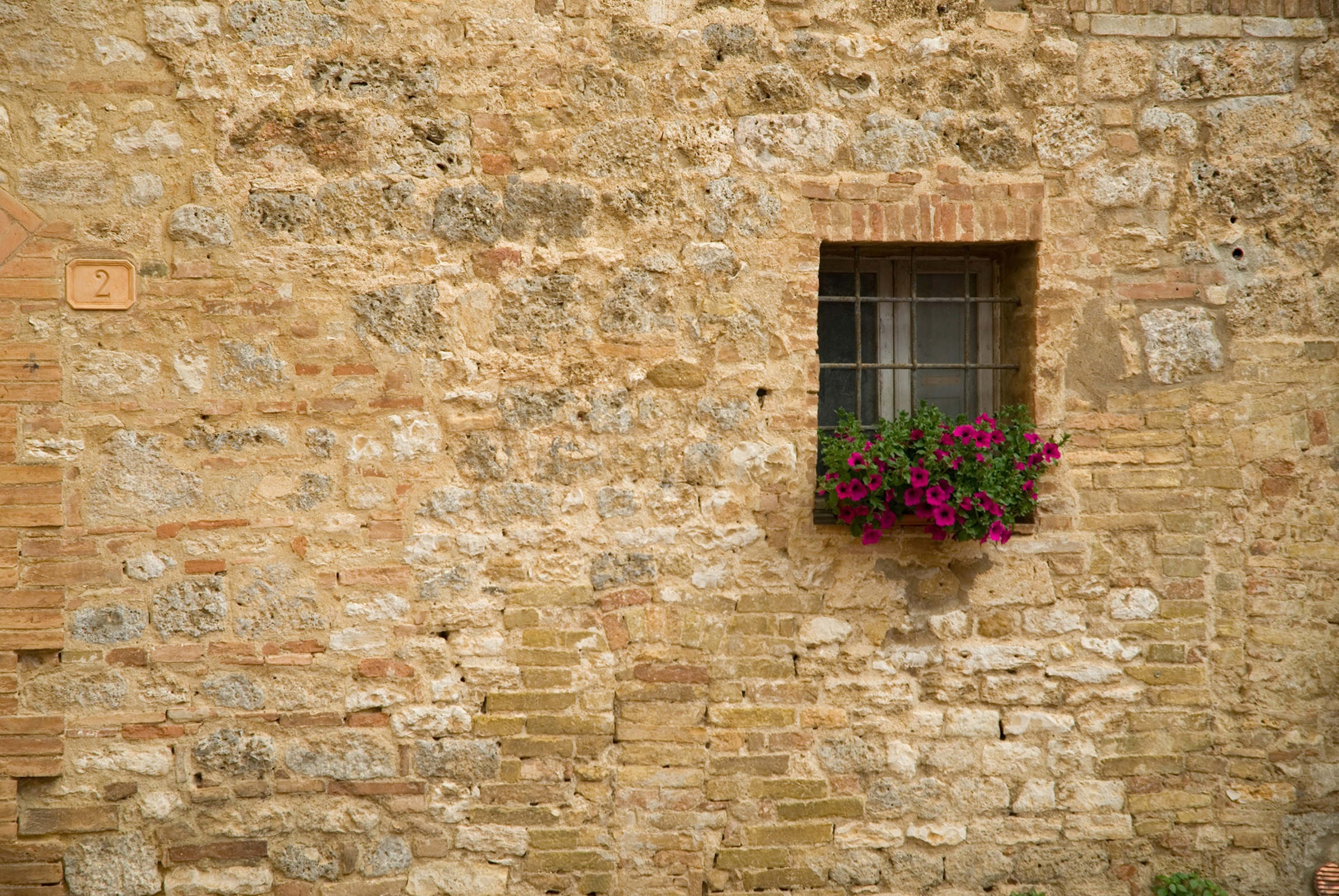 Papermoon Fototapete »STEIN-WAND-FENSTER TOSKANA ITALIEN BLUME MAUER ALTSTADT«