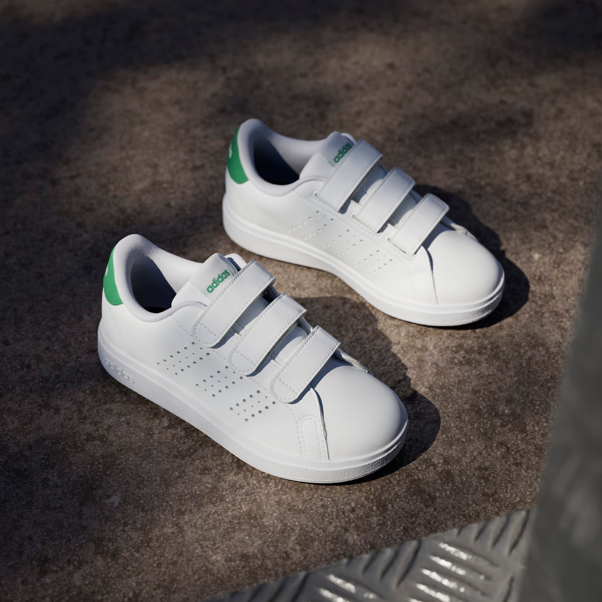 adidas Sportswear Chaussures à scratch »ADVANTAGE BASE 2.0 KIDS«  Design auf den Spuren des adidas Stan Smith, für Kinder & Jugendliche
