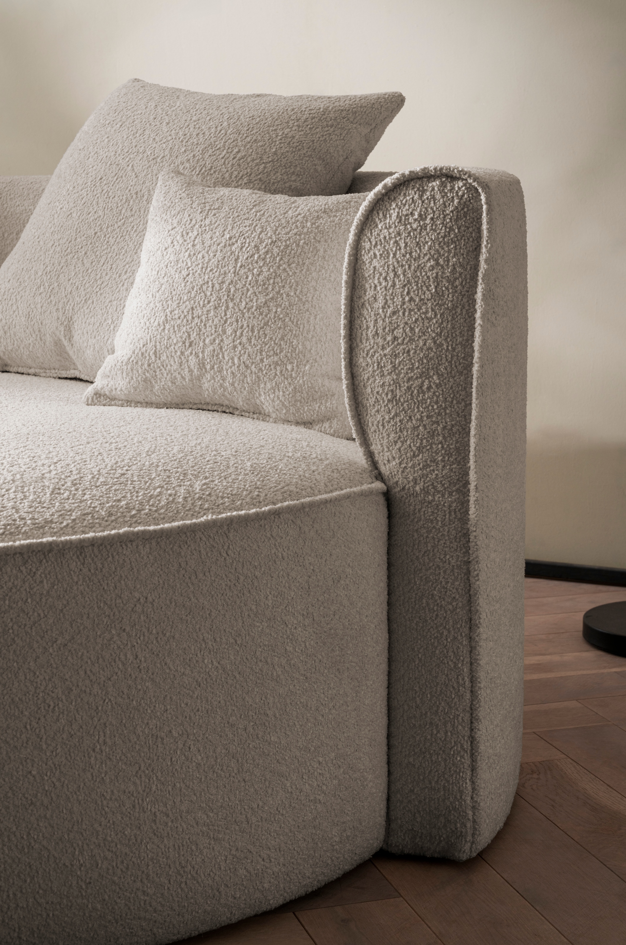 LeGer Home by Lena Gercke 2,5-Sitzer »ISALIE, rundes Loungesofa, mit Kissen, perfekt gepolstert«, moderne Stoffe, mit 4 Zierkissen, extra grosse Sitzfläche