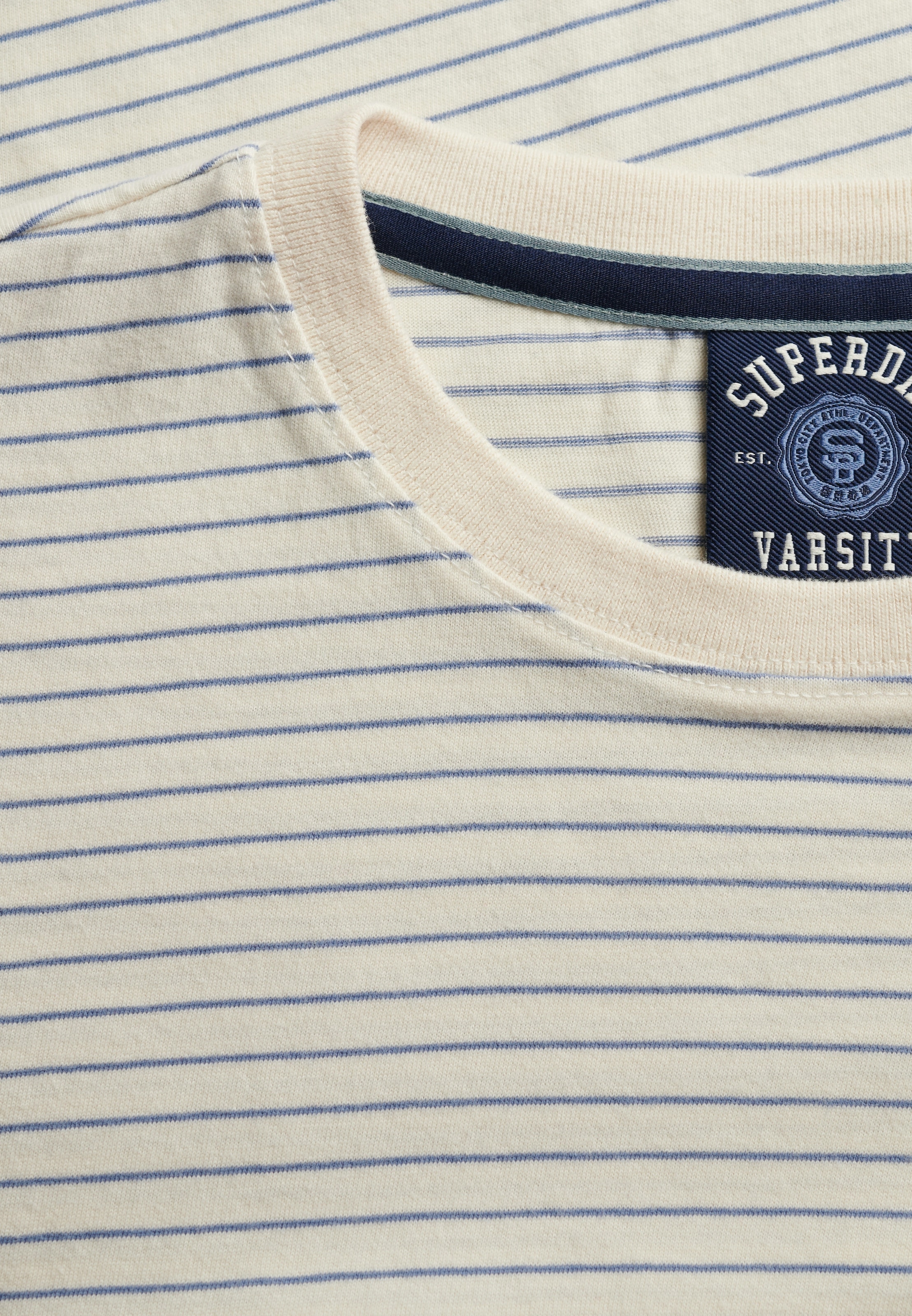 Superdry T-shirt »ESSENTIAL LOGO STR FITTED TEE« agréable à porter grâce à une texture particulièrement douce
