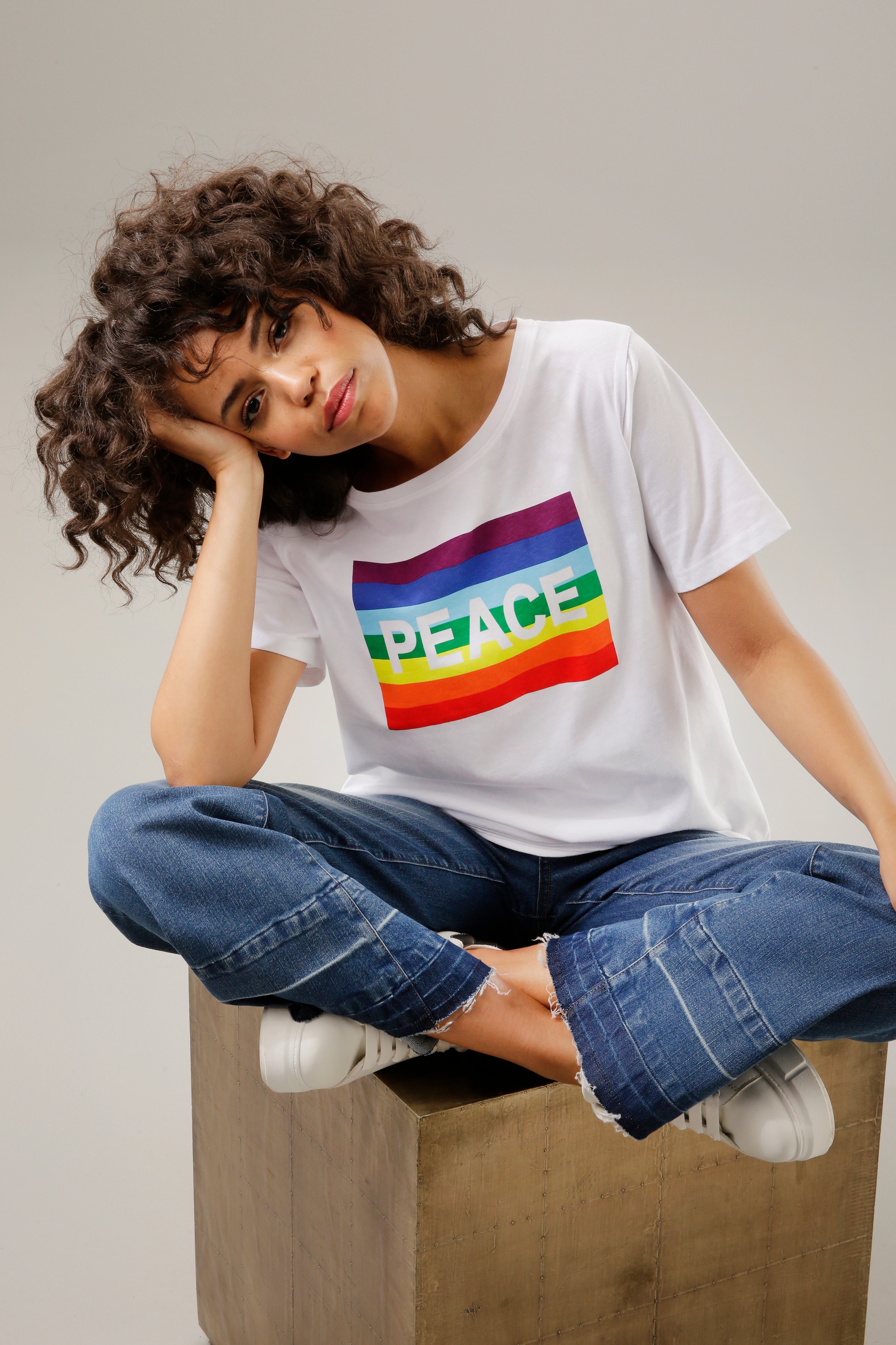Aniston CASUAL T-Shirt, Frontdruck mit Regenbogen und PEACE-Schriftzug