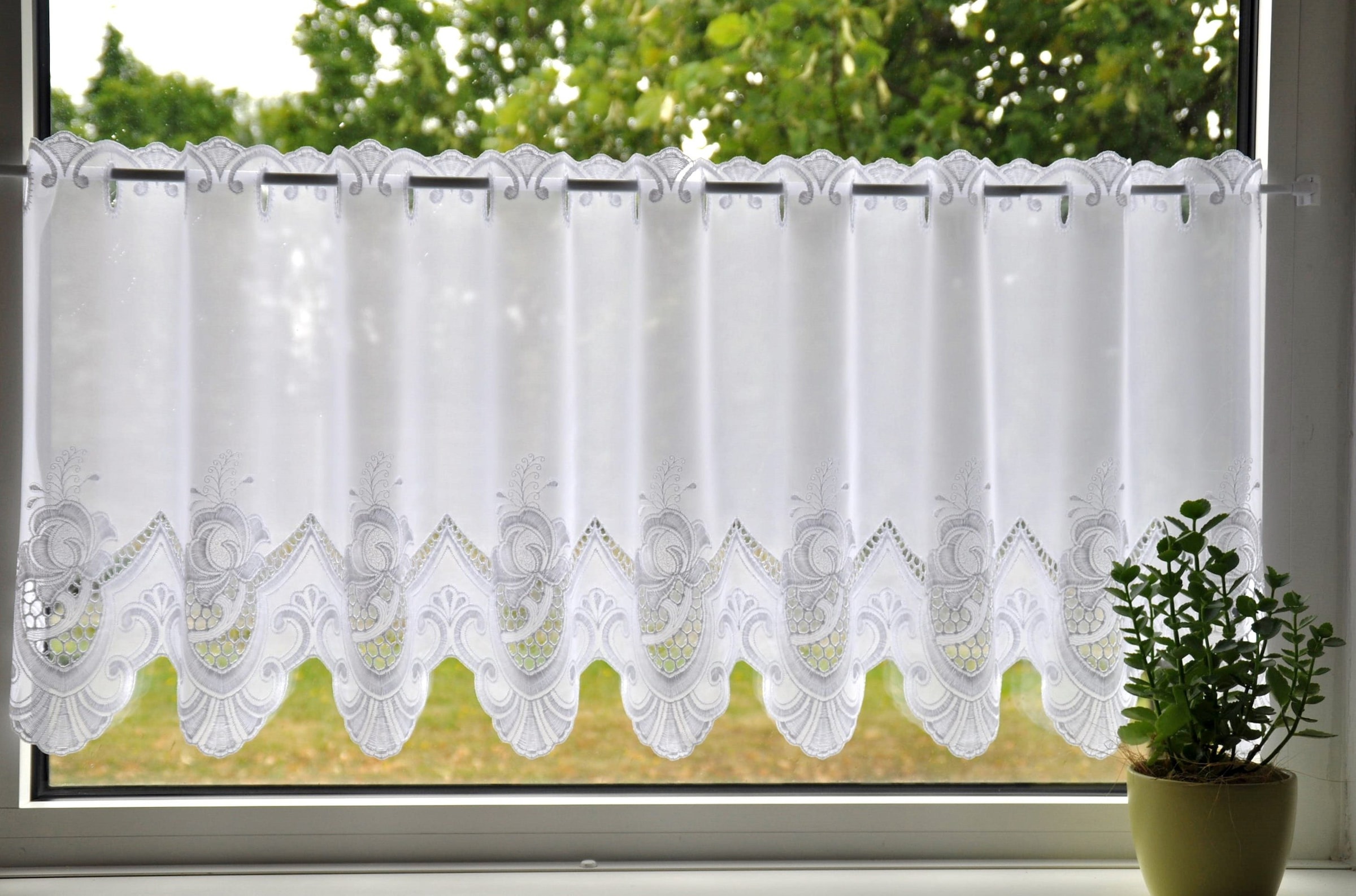Stickereien Plauen Scheibengardine »Anika« Durchzuglöcher 1 Stk. tlg. veredelt mit echter Plauener Spitze Stickerei