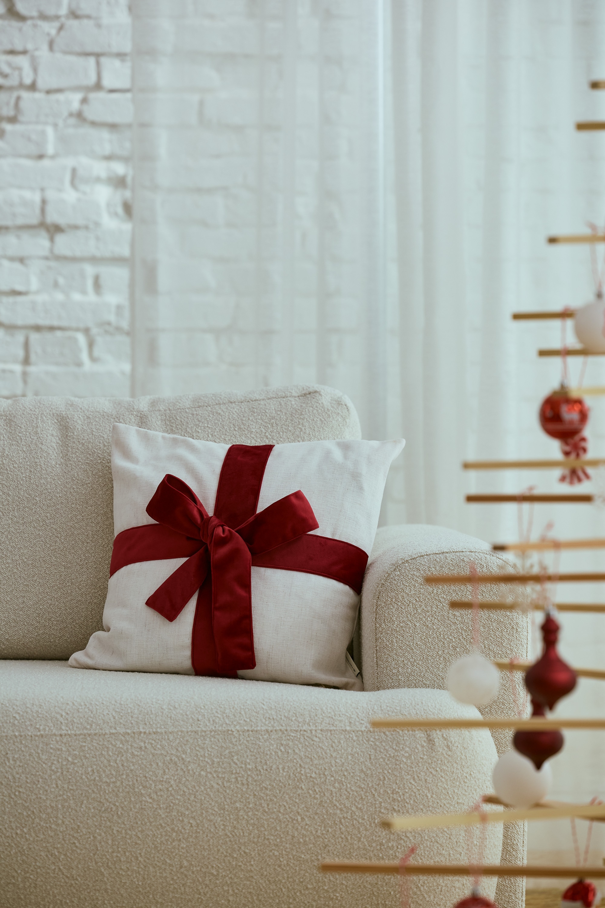 TOM TAILOR HOME Dekokissen »Present« mit aufgesetzter Geschenkschleife