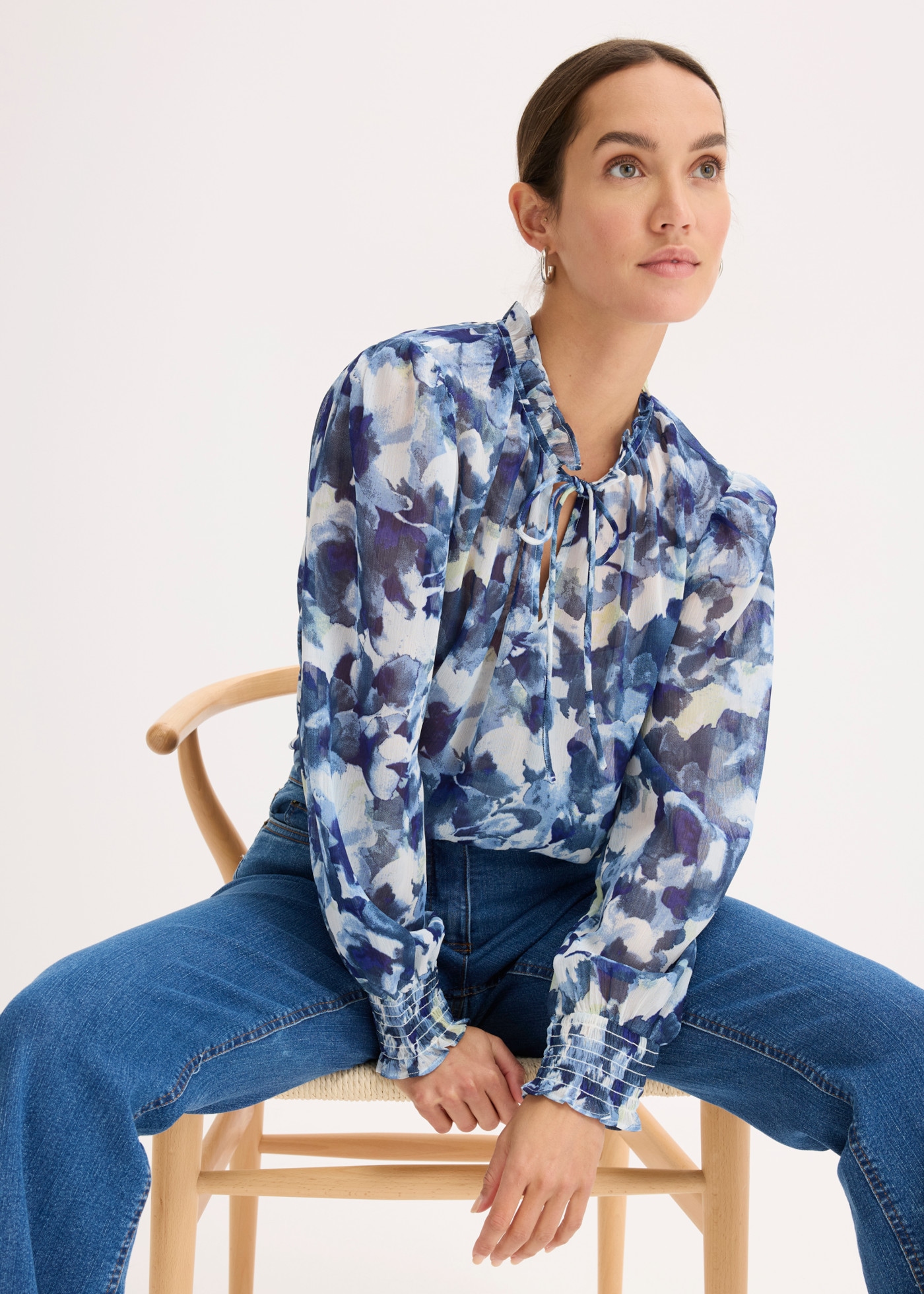 bonprix Blouse en mousseline avec imprimé floral, coupe ajustée, sans col