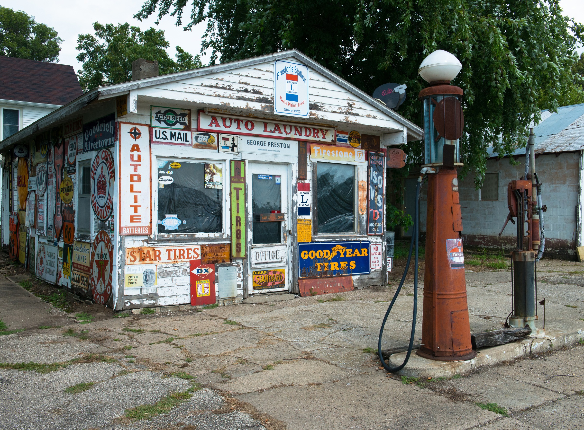 Image of Papermoon Fototapete »Old Vintage Retro Gas Station« bei Ackermann Versand Schweiz