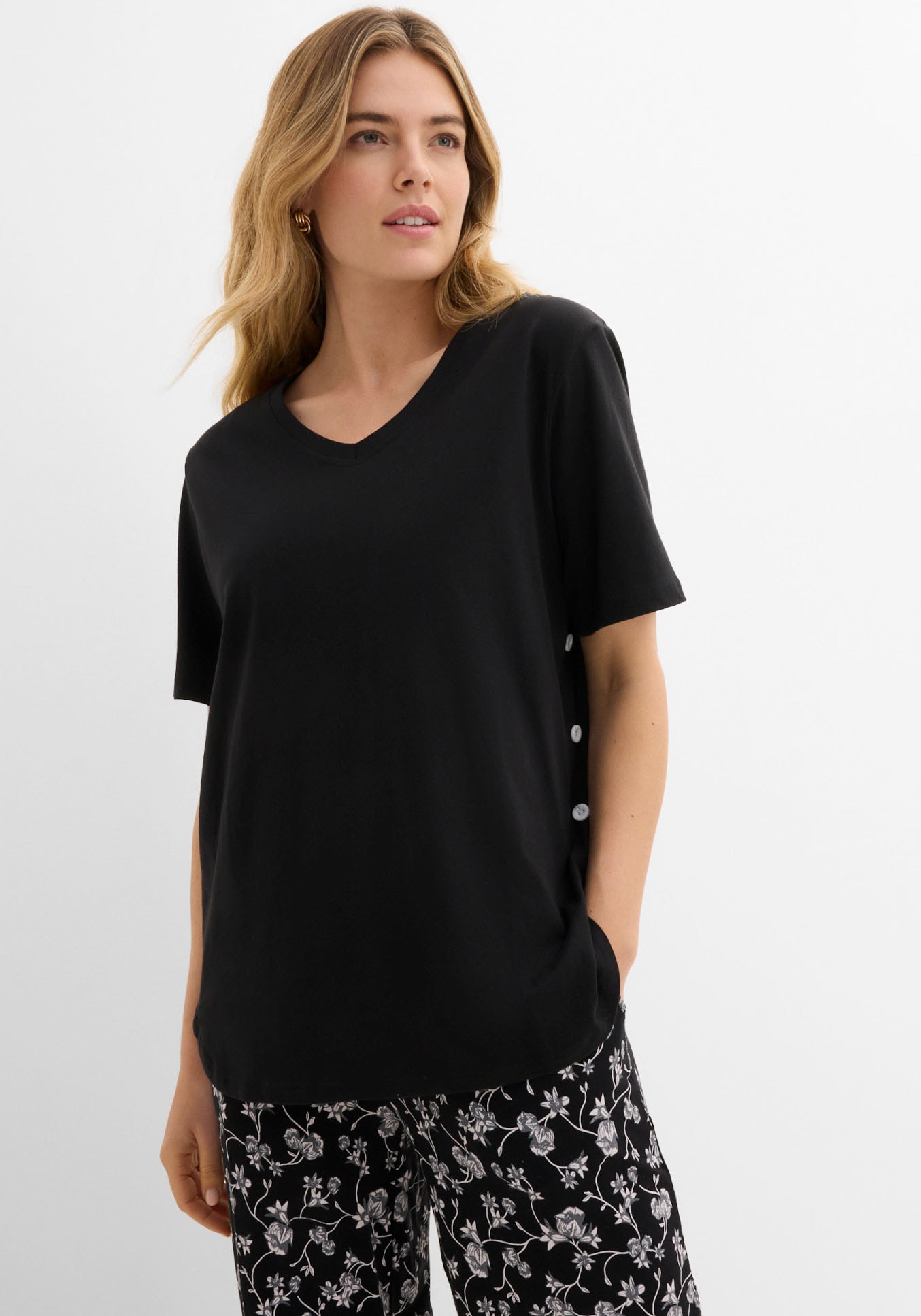 Image of bonprix T-Shirt Oversize-Passform, Halbarm, mit tollem Knopfdetail