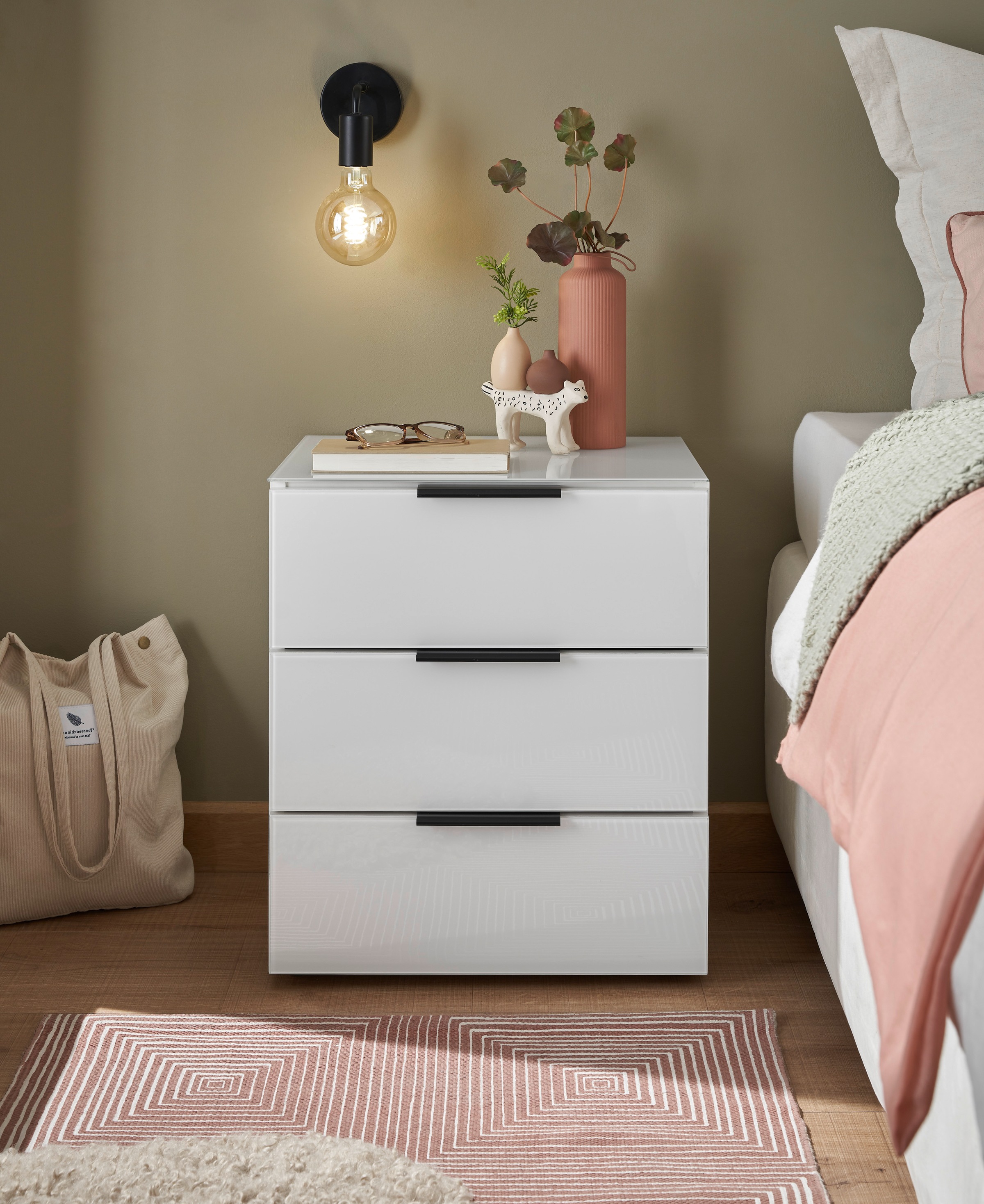 Schlafkontor Nachtkommode »Pari Nachtkonsole, Nachtschrank, Nachttisch« mit 3 Schubkastenfronten aus Glas