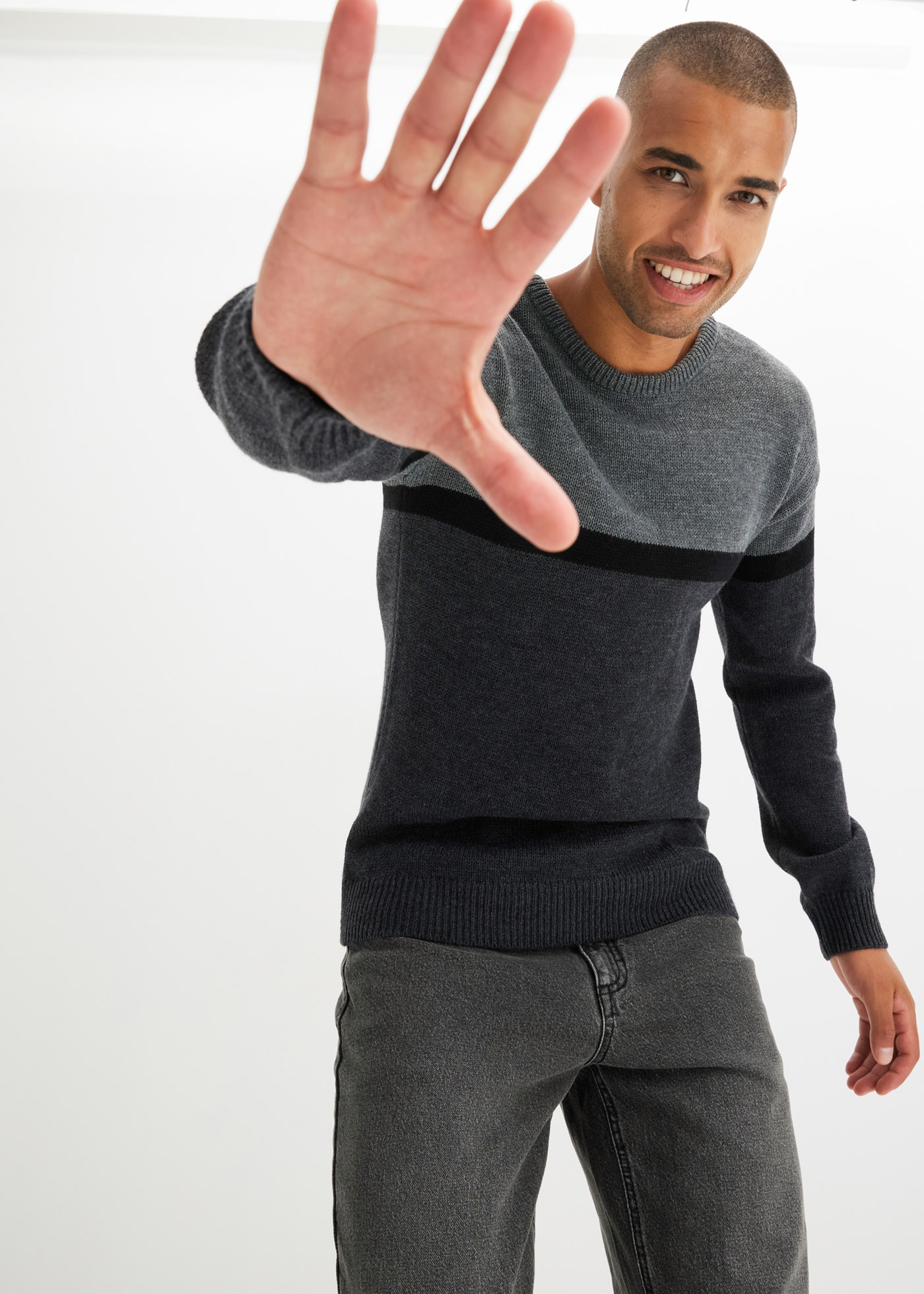 bonprix Pull en tricot aus Polyacryl, mit Rundhalsausschnitt, Regular Fit