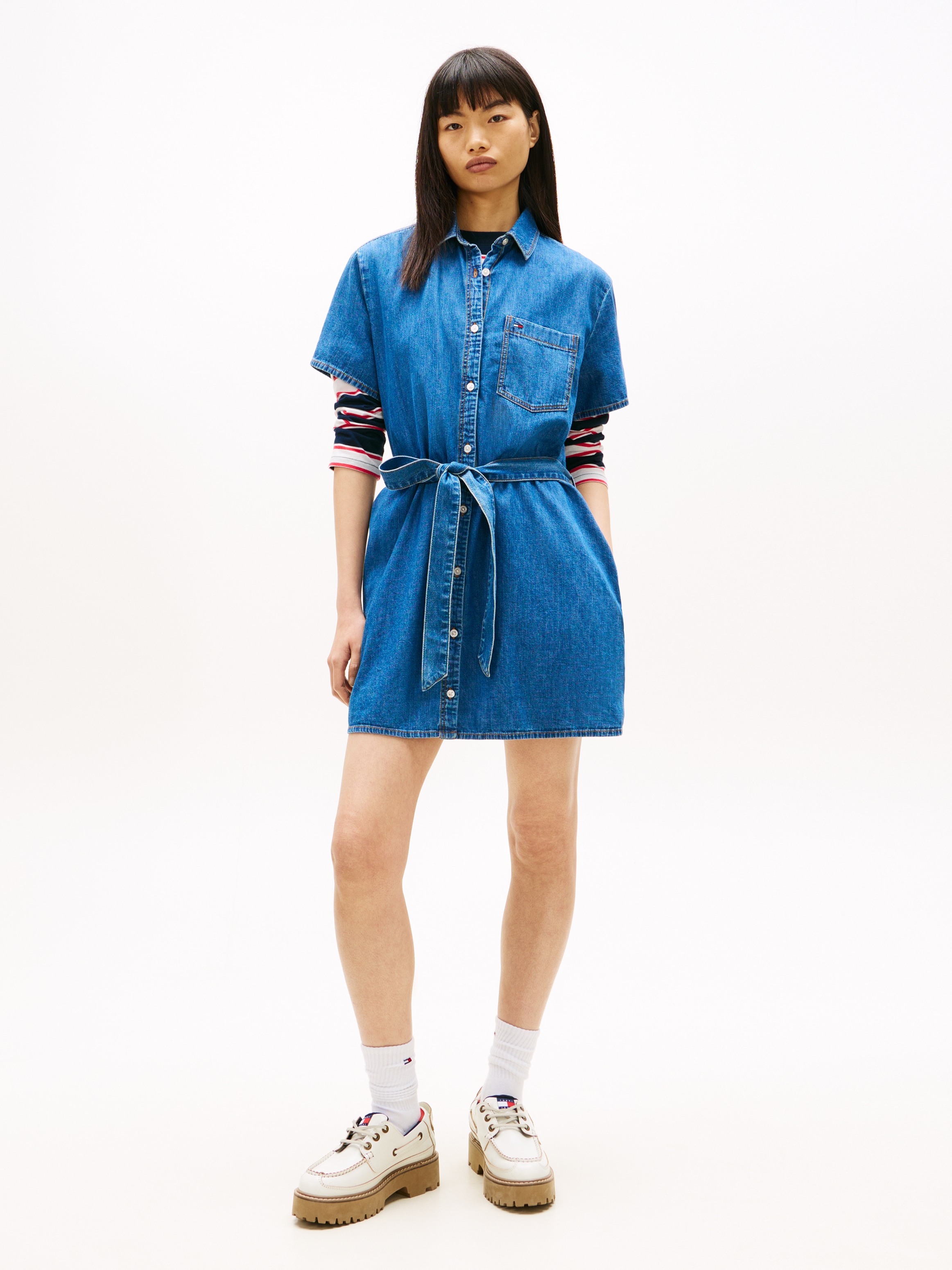 Image of Tommy Jeans Jeanskleid "TJW SHIRT MINI CHAMBRAY DRESS" Brusttasche mit Taillengürtel, Regular Fit