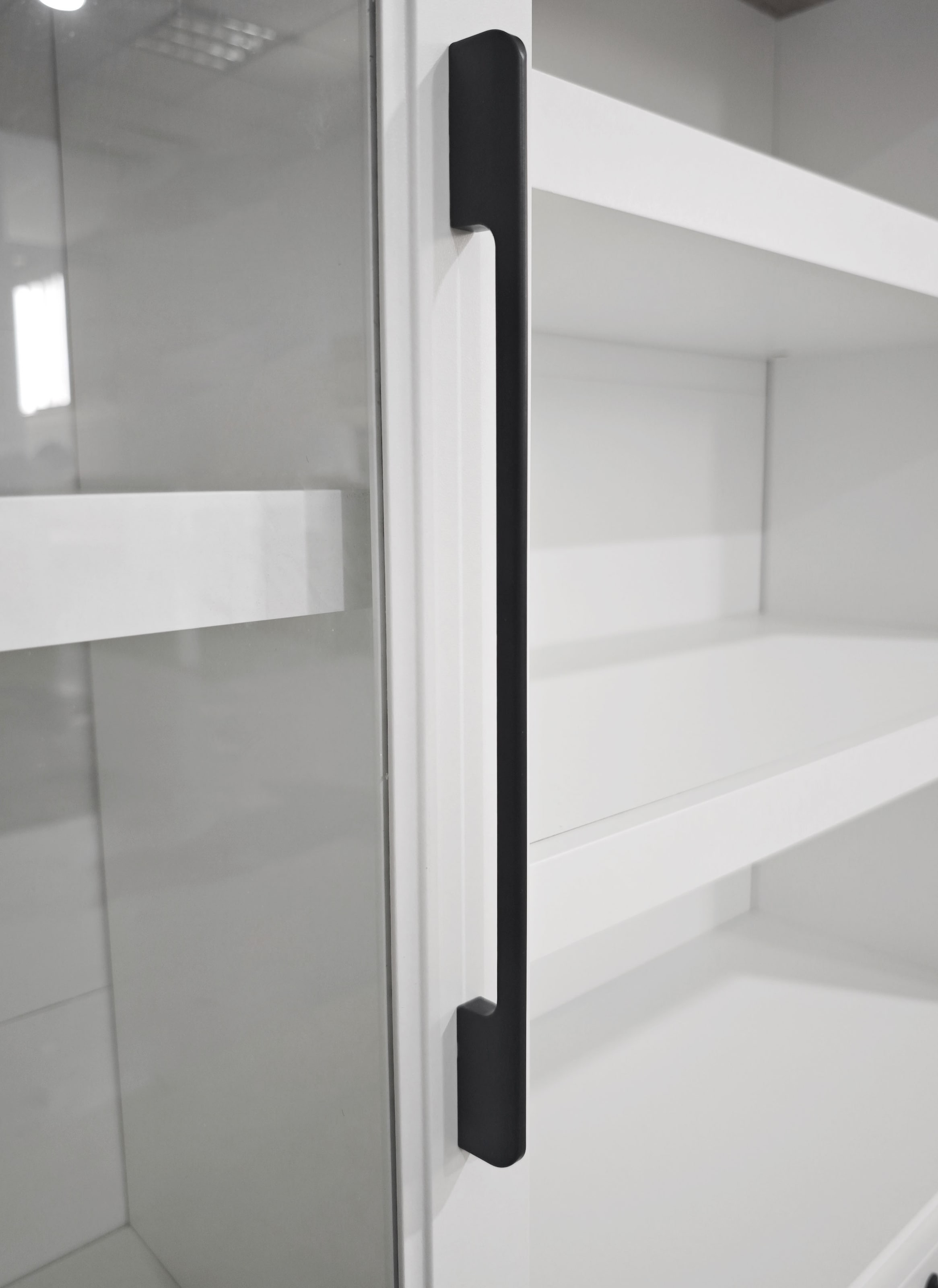 GOODproduct Vitrines »Ismund« aus MDF, mit Holz-Zierleiste, schwarzem Metallgriff, Höhe 121 cm