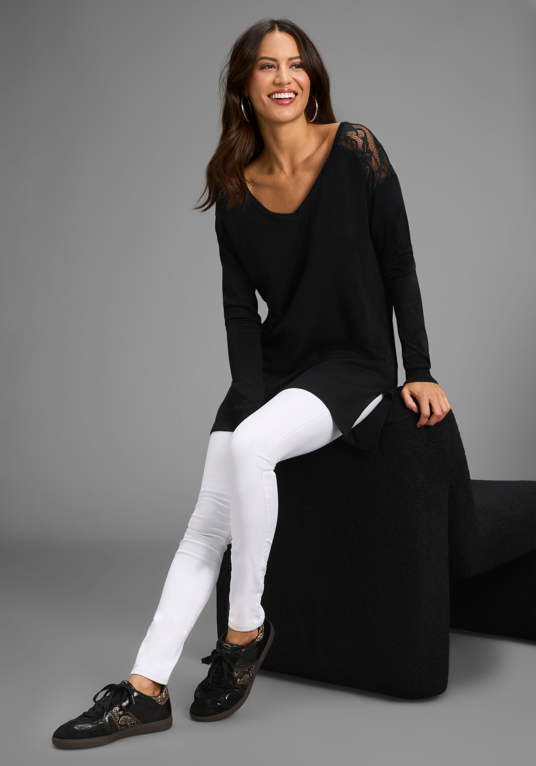 Laura Scott Longpullover, mit Spitzendetails und seitlichen Schlitzen - NEUE KOLLEKTION