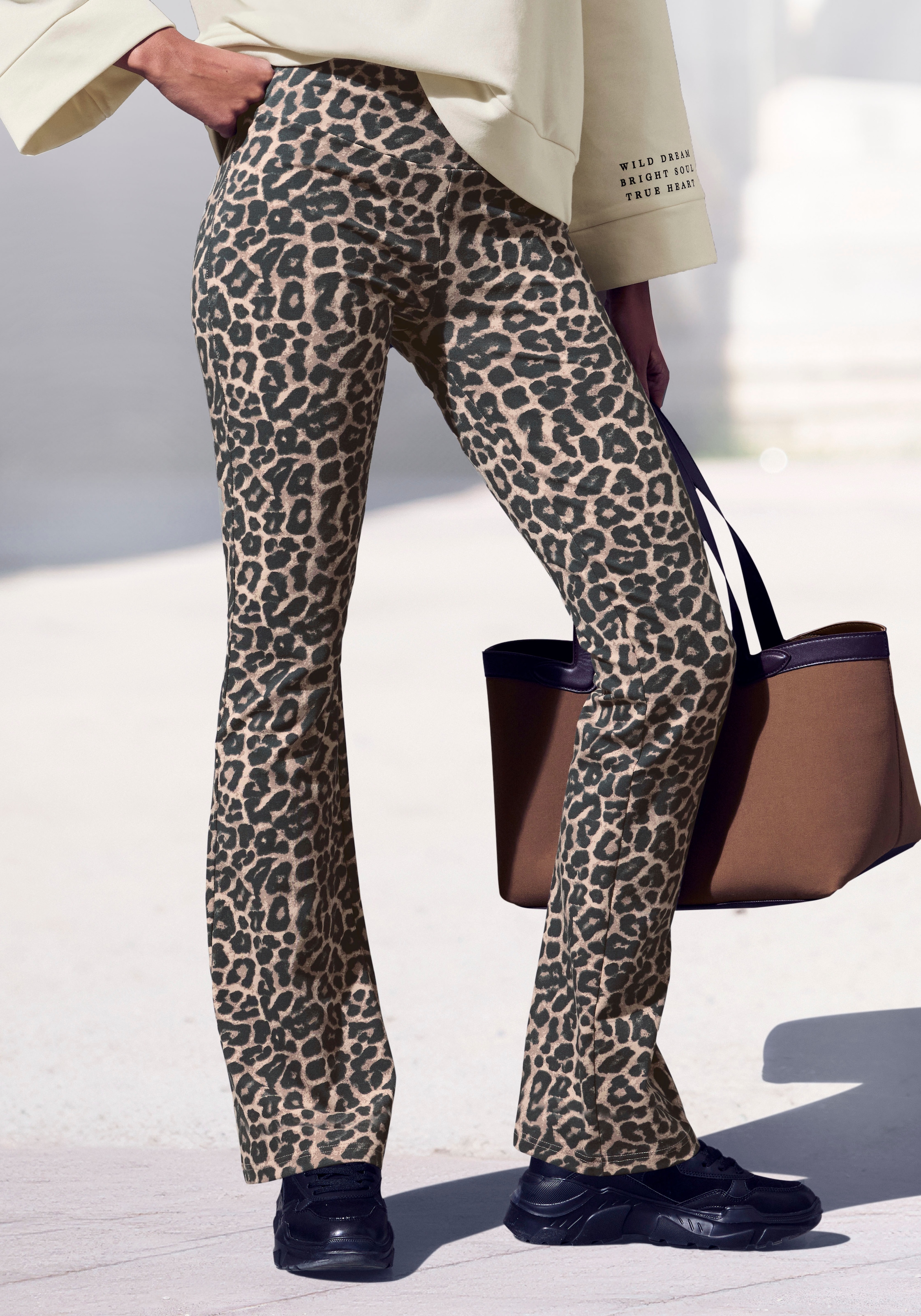 Image of Buffalo Leggings in Leo Print mit ausgestellten Beinen, Home-und Loungewear