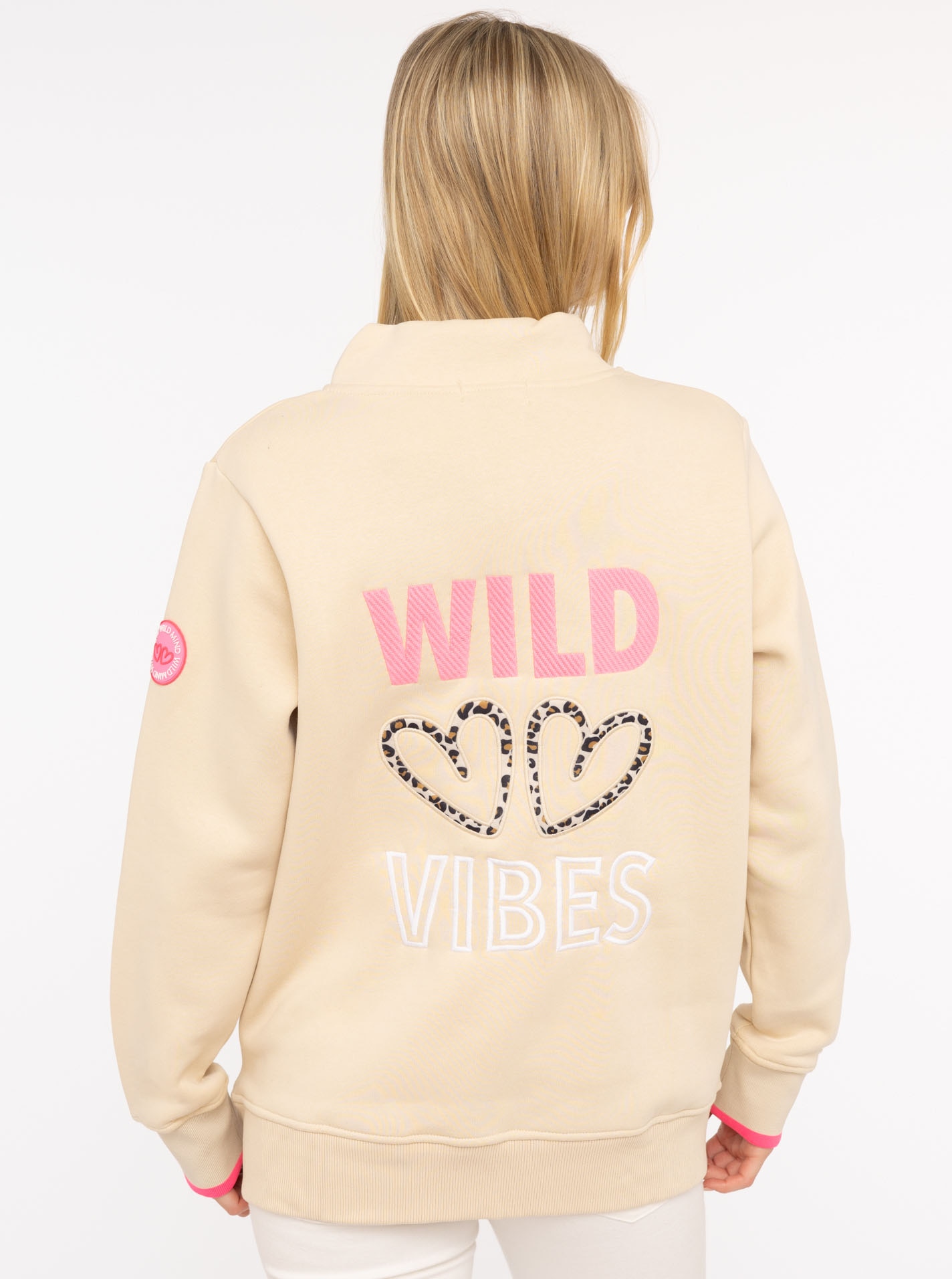 Zwillingsherz Troyer »"Wild Vibes"«, mit Stehkragen, Leodetails und grosser WILD VIBES Applikation am Rücken