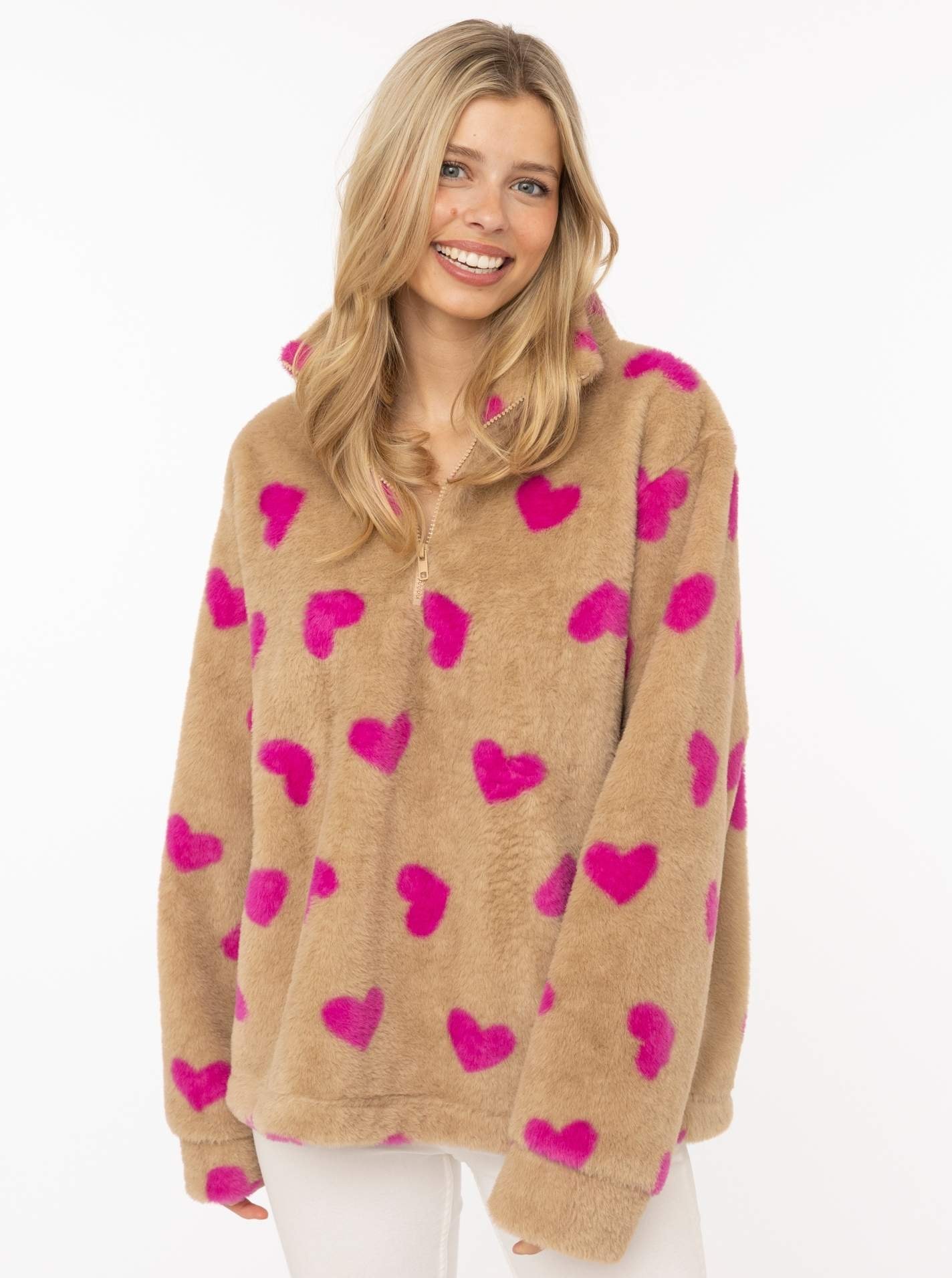 Image of Zwillingsherz Troyer ""Herzi"" allover Herzmuster, Fake Fur Optik, Stehkragen mit Reissverschluss