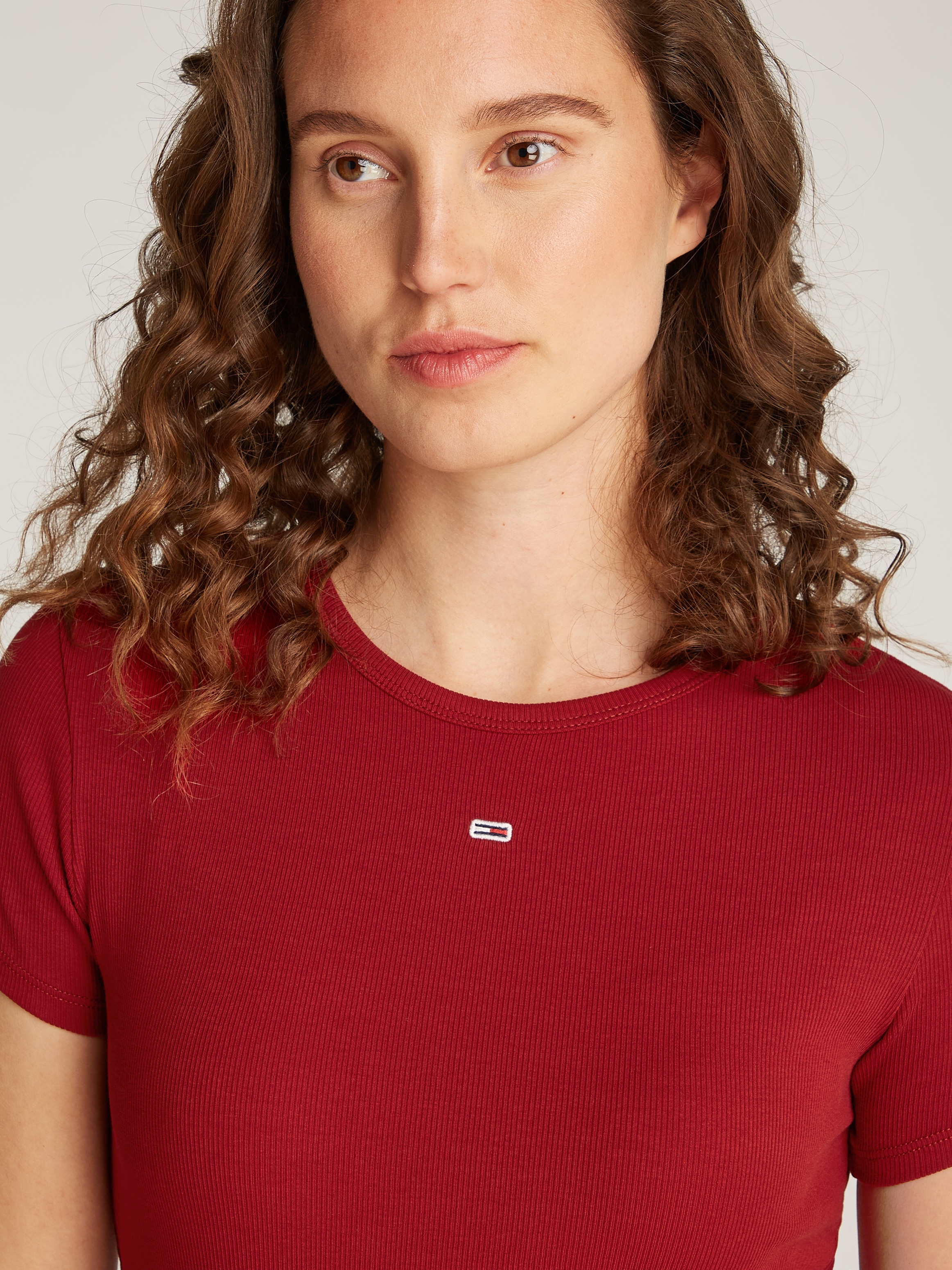 Tommy Jeans T-Shirt »Slim Essential Rib Shirt, Rippshirt Rundhalsshirt«, mit Logostickerei