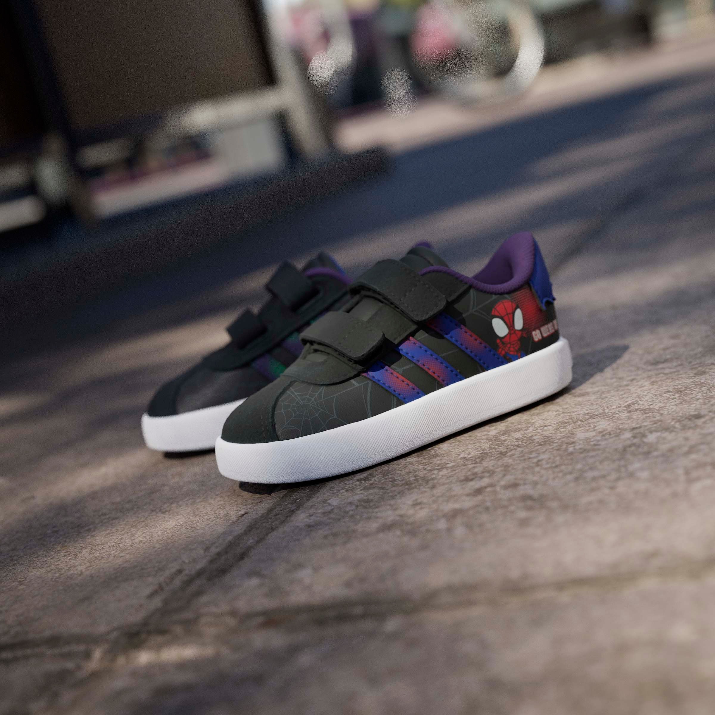adidas Sportswear Sneakers »ADIDAS MARVEL SPIDER-MAN VL COURT 3.0 KIDS«  design inspiré de l’adidas Samba, pour enfants