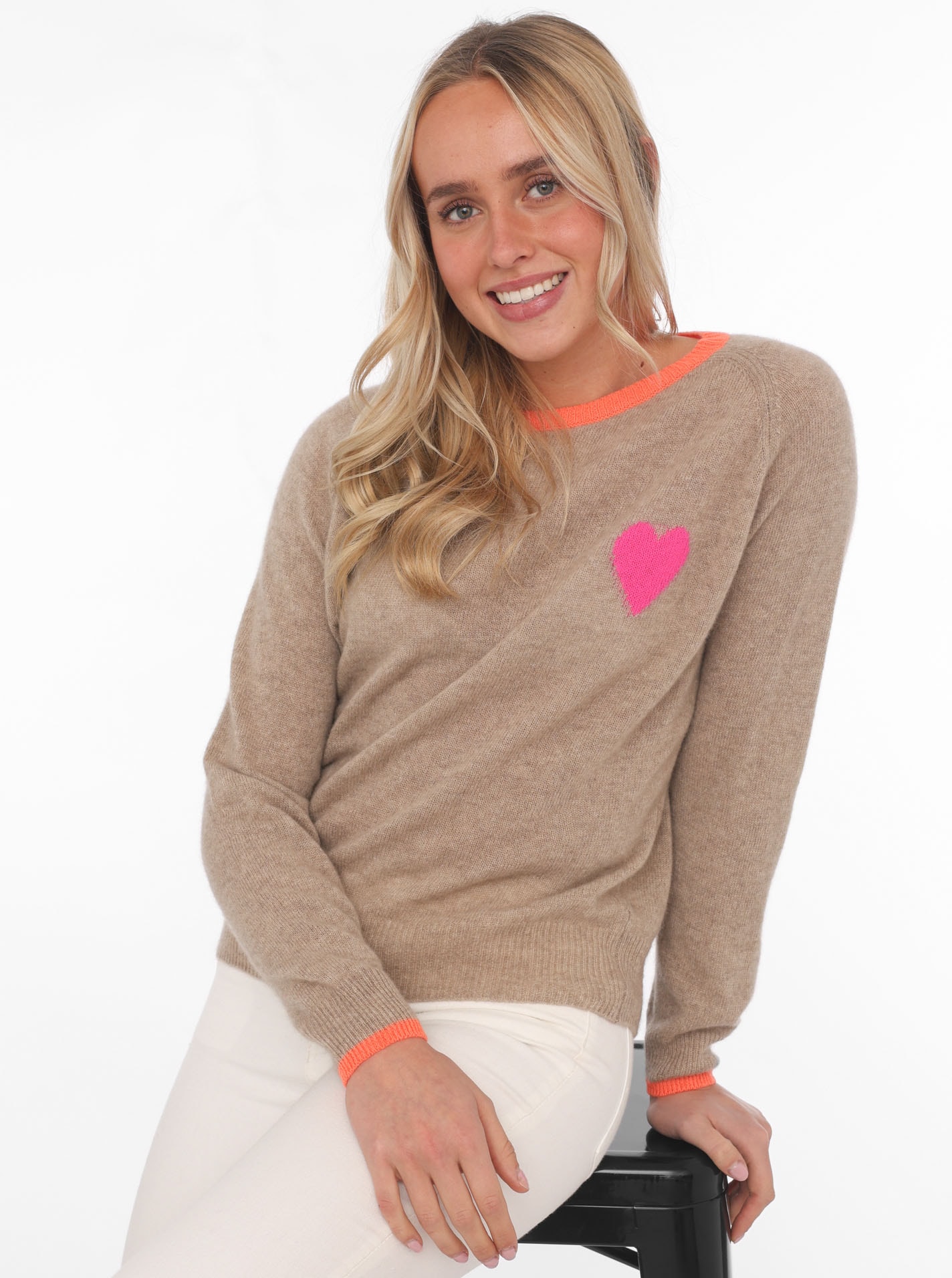 Kaschmirpullover »Big Round Neck "Herz"«, mit Rundhalsausschnitt und neonfarbenen Details