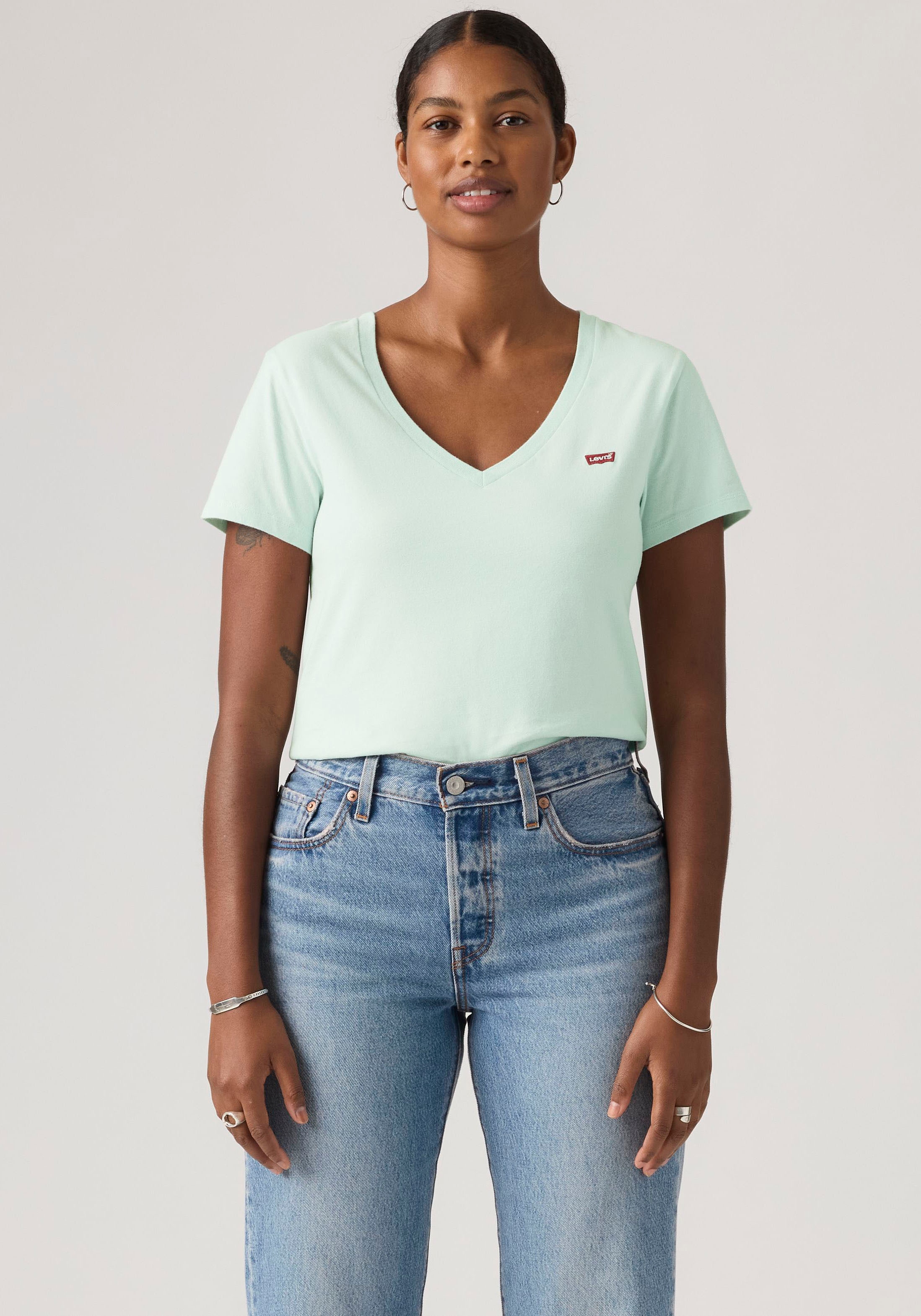 Levi's® T-shirt en V »Perfect Tee« mit kleinem Batwing- Logo