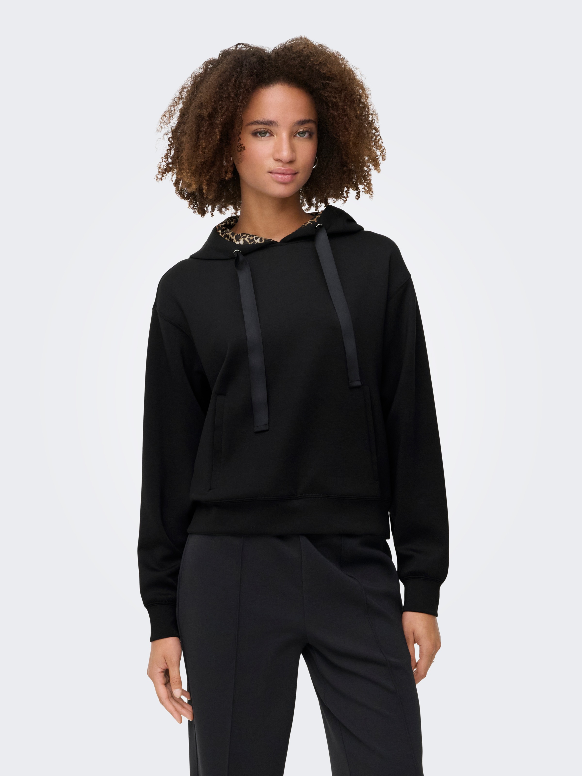 ONLY Sweat à capuche »ONLALINA LIFE LEO DETAIL HOOD BOX SWT«
