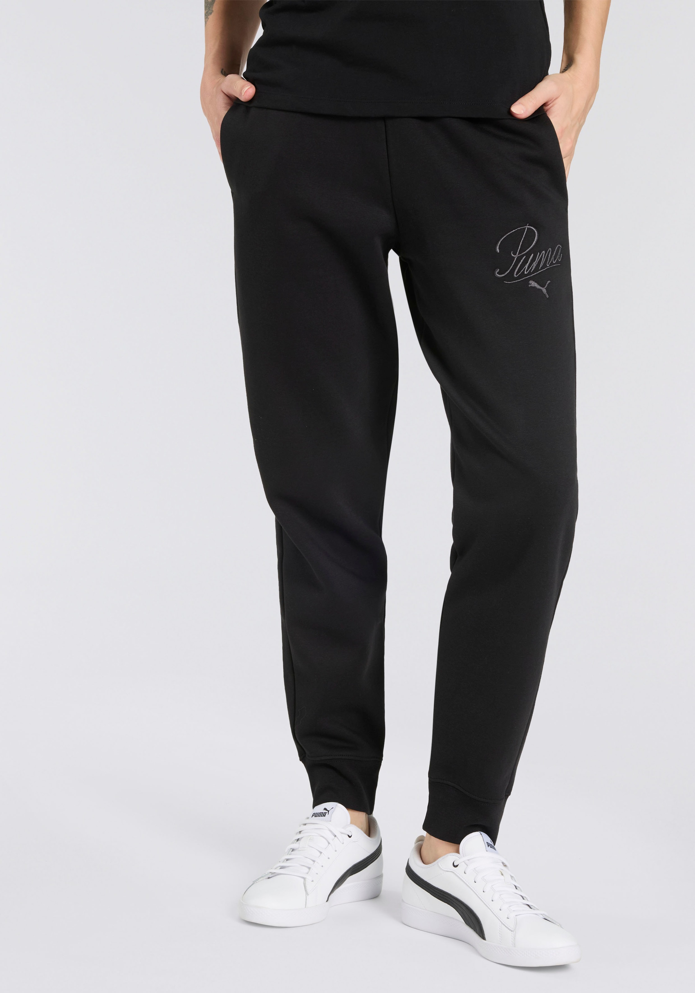 Image of PUMA Trainingshose "ESS SCRIPT SWEATPANTS FL CL" sportlicher Stil, für vielseitige Aktivitäten, mit Eingrifftaschen