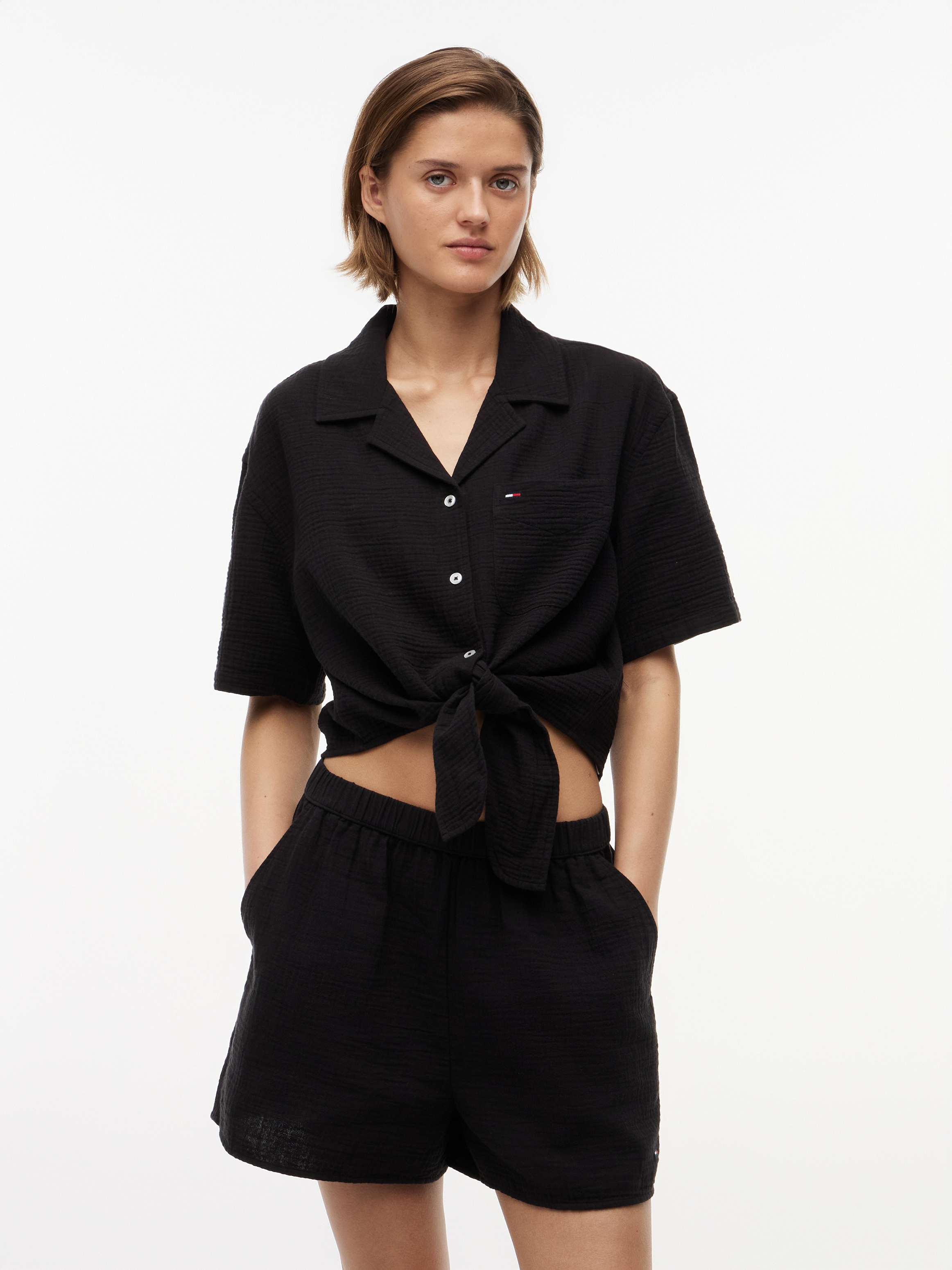 Image of Tommy Jeans Kurzarmbluse "TJW TEXTURED TIE FRONT SS SHIRT" Baumwolle, Brusttasche, Saum zum Knoten