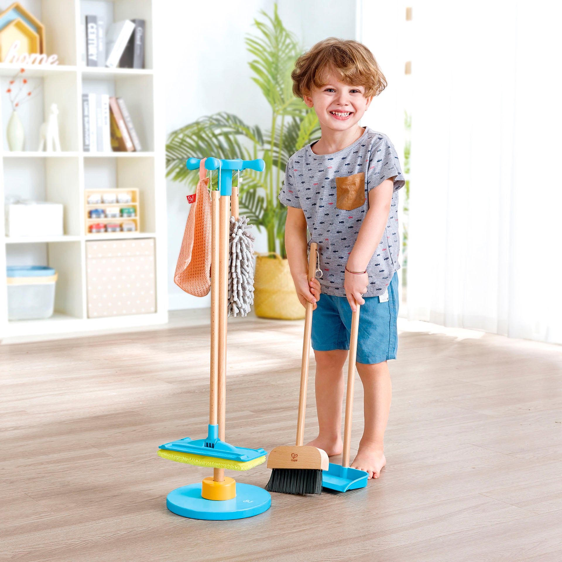 Hape Balai pour enfants »Spielzeug-Putzset mit Ordnungsständer«