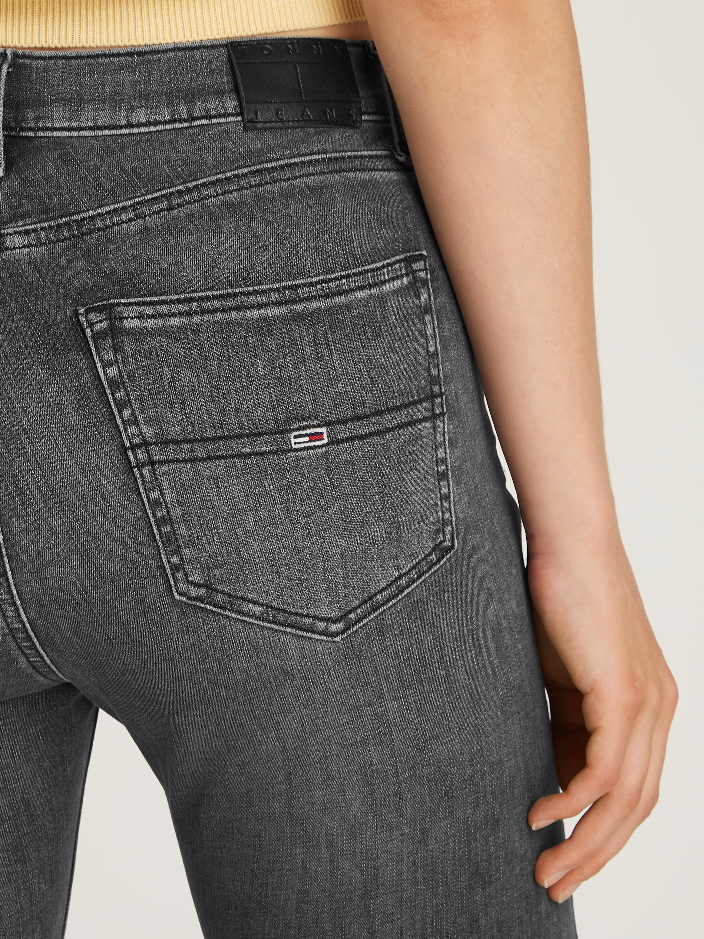 Tommy Jeans Skinny-fit-Jeans »Sylvia High Rise Skinny«, mit Logo-Badge