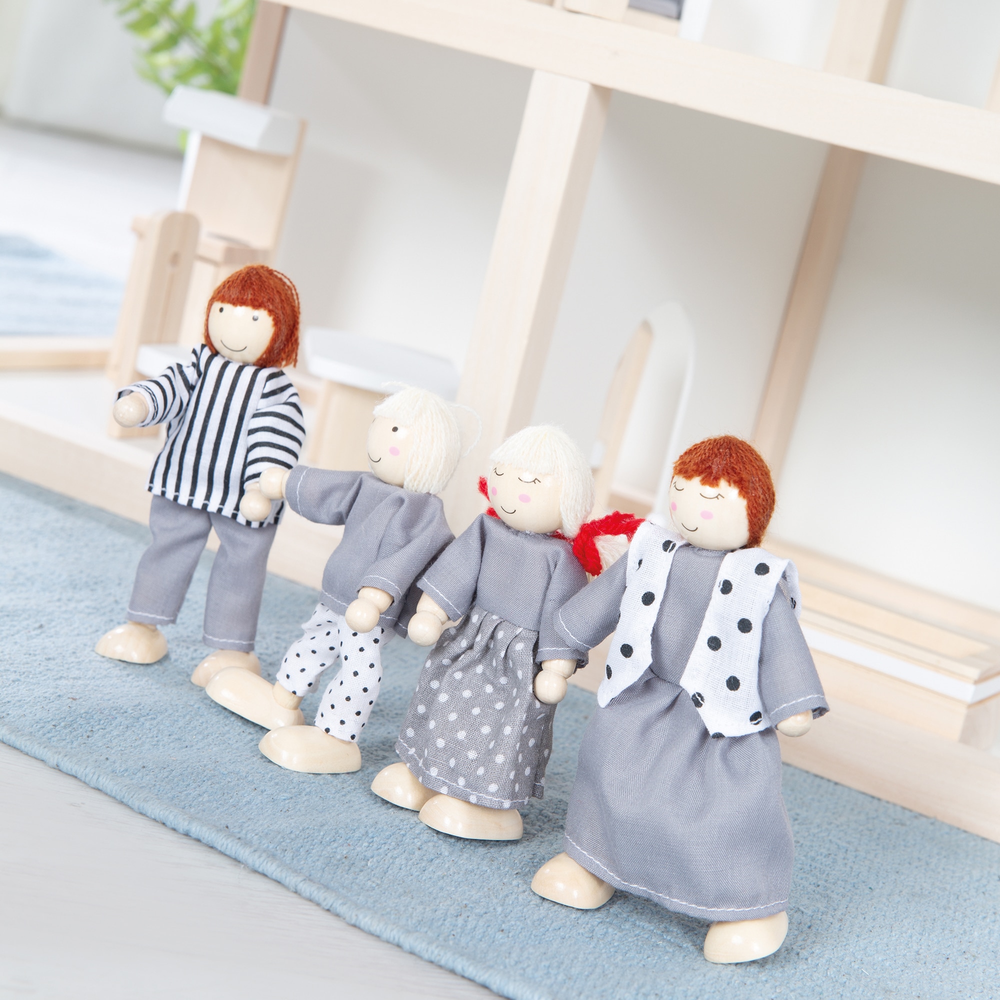 roba® Puppenhaus, mit 4 Puppen und 24 Einrichtungsteilen