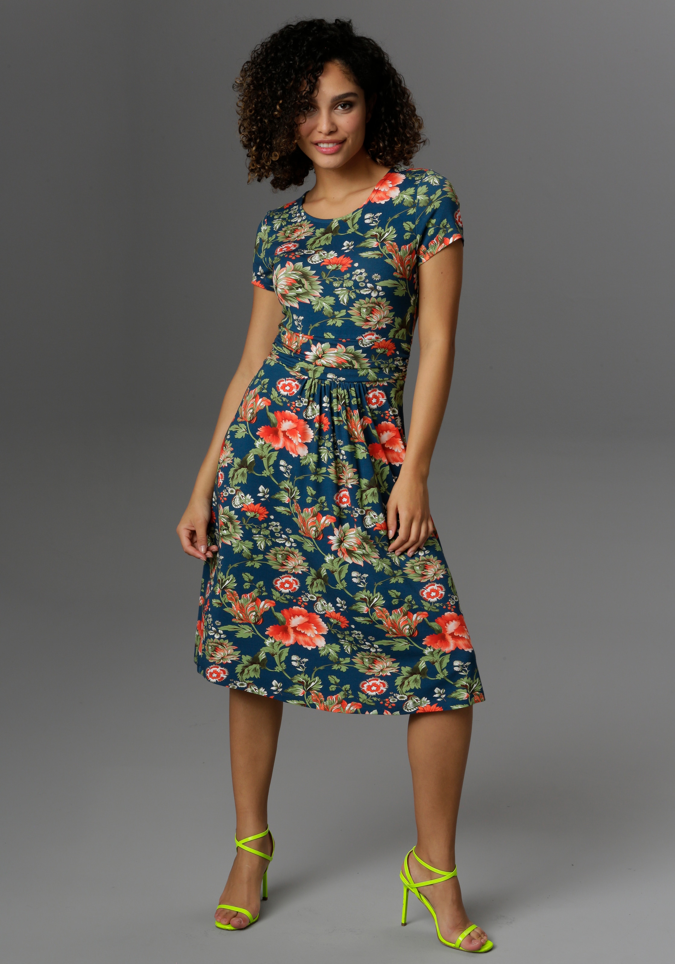 CASUAL mit Blumendruck farbenfrohem ♕ auf versandkostenfrei Aniston Sommerkleid,